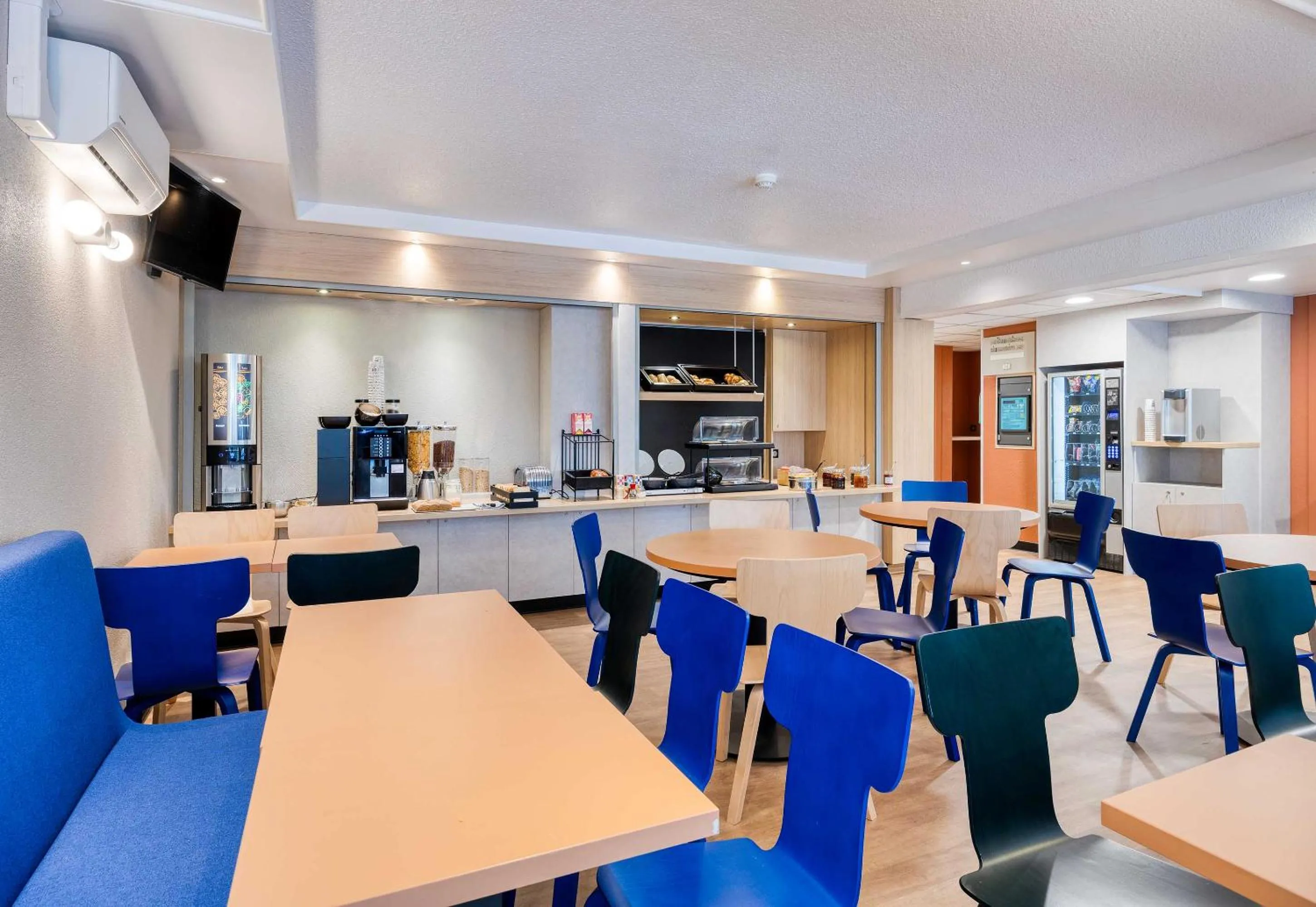 Restaurant/places to eat in B&B HOTEL Liège Rocourt