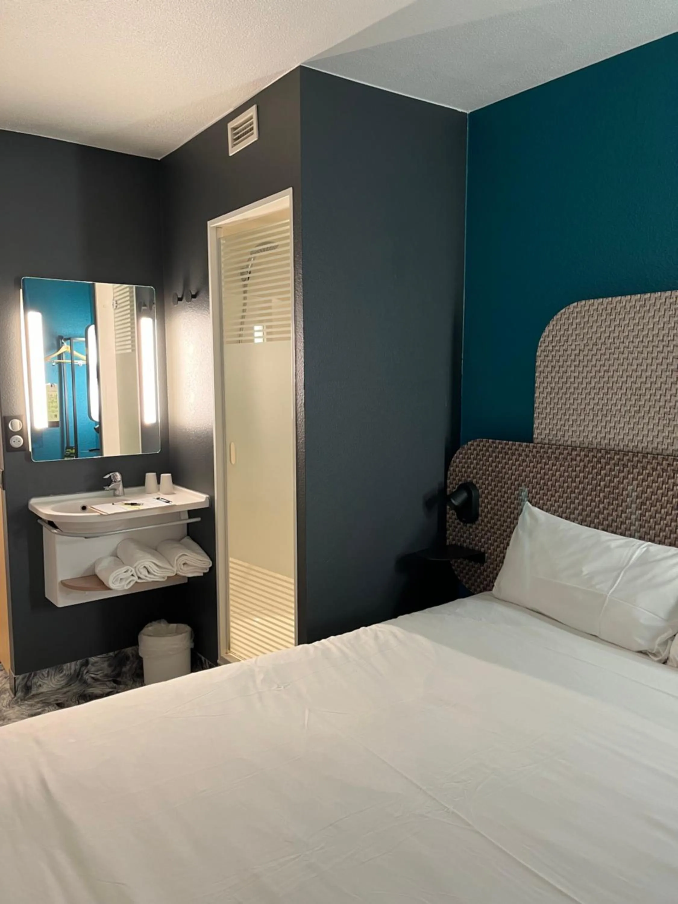 Bathroom, Bed in ibis Budget Liege