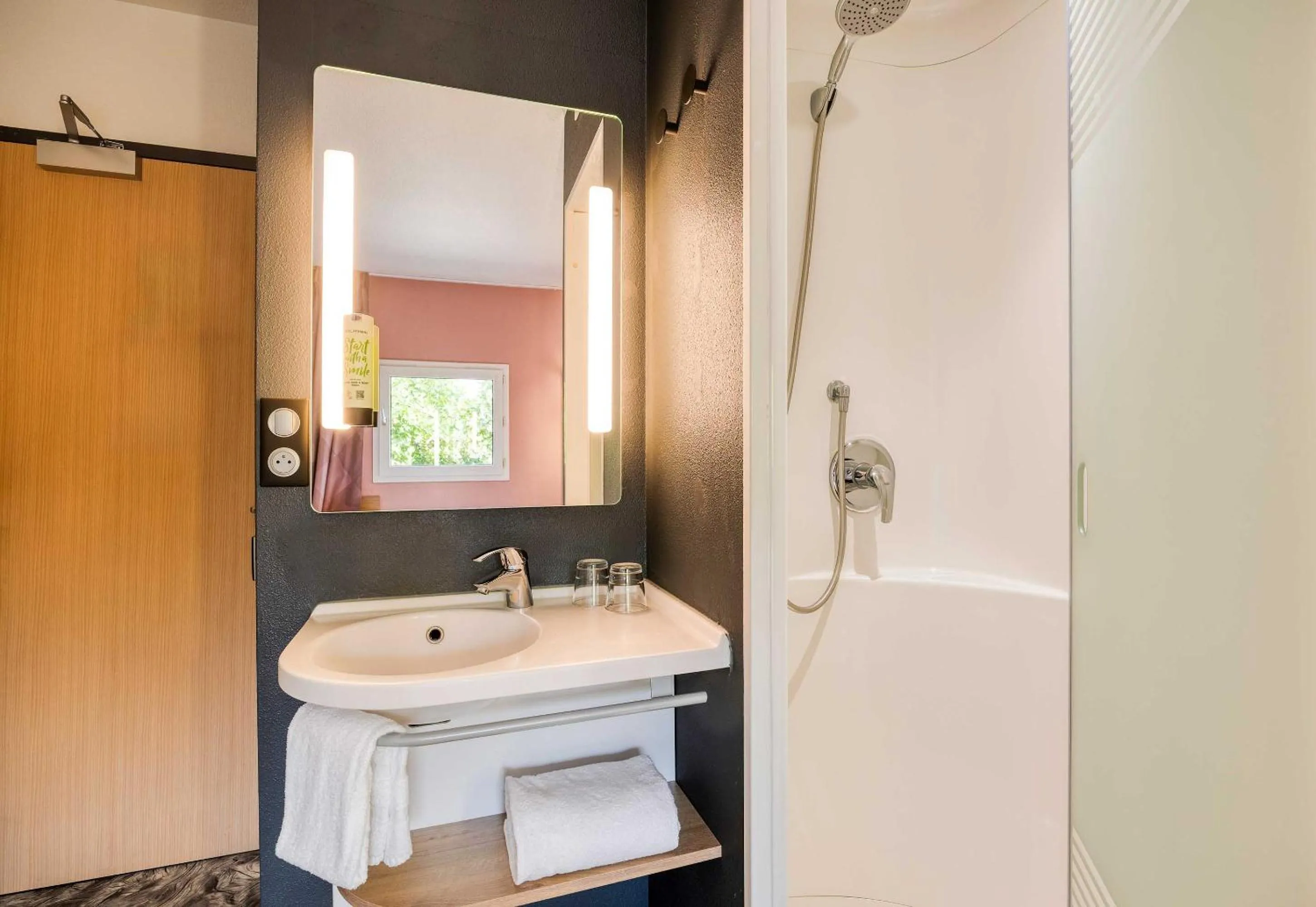 Bathroom in B&B HOTEL Liège Rocourt