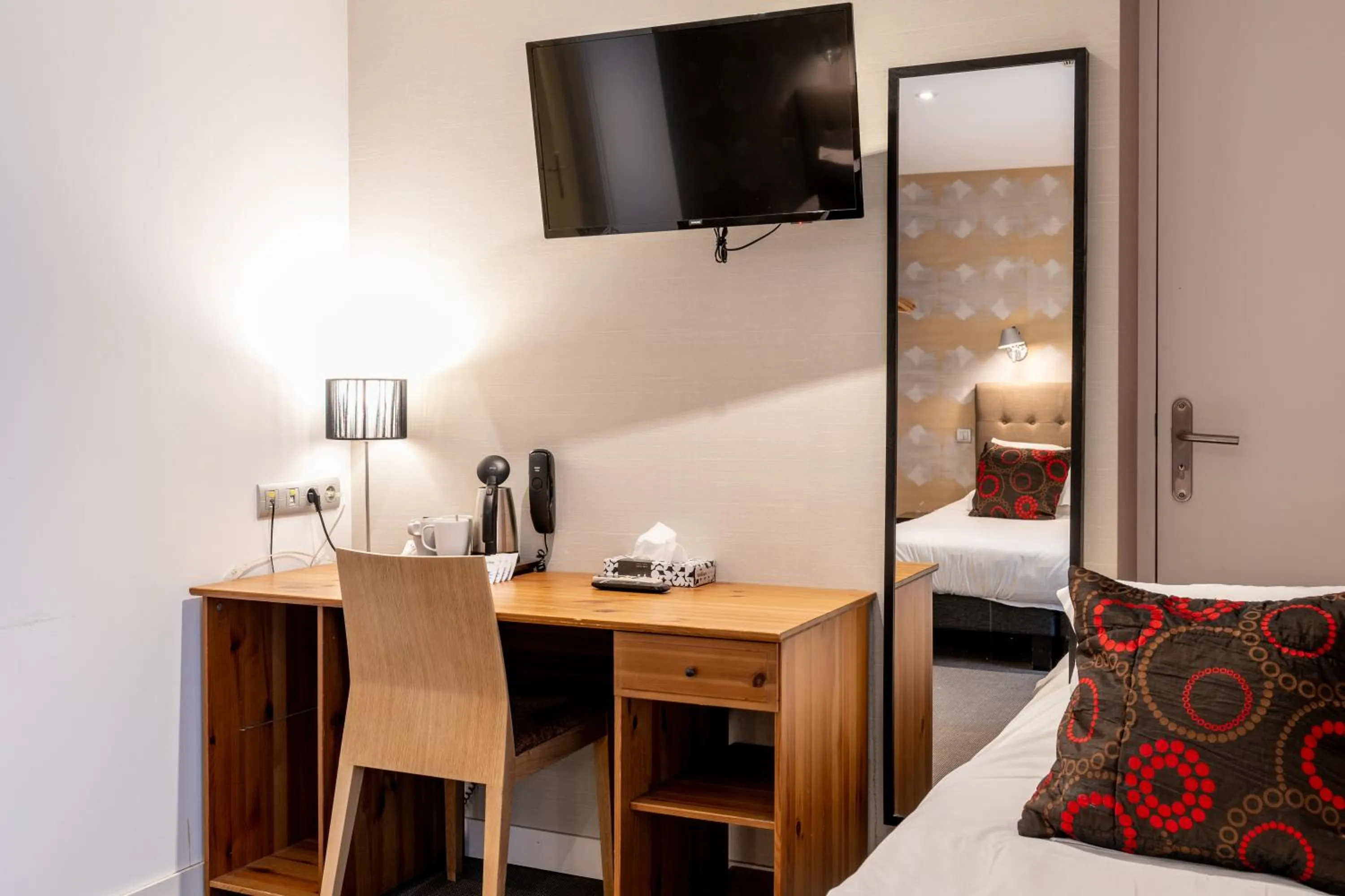 Bedroom, Bed in Hôtel Astoria