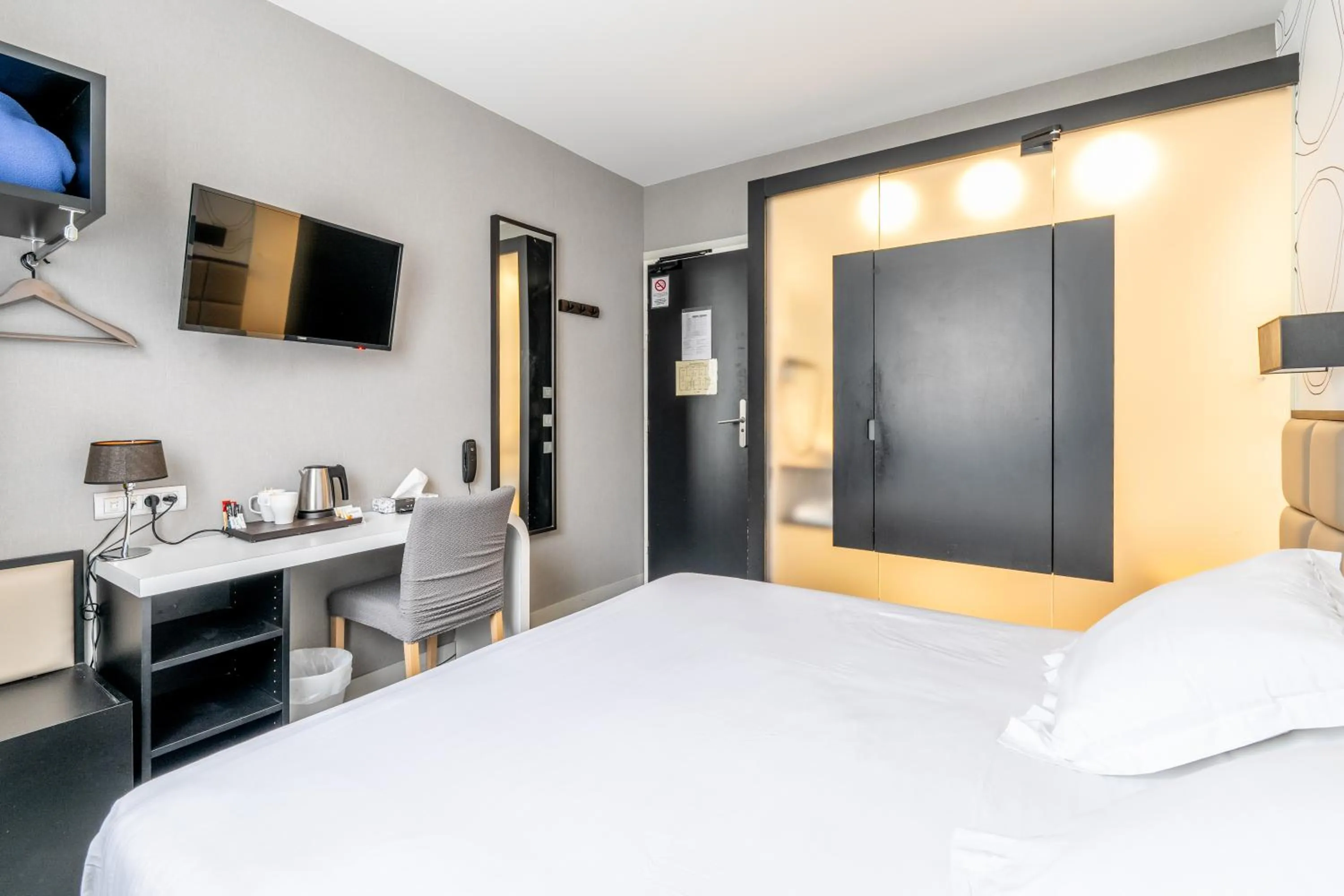 Photo of the whole room, Bed in OLDEGAR Hôtel