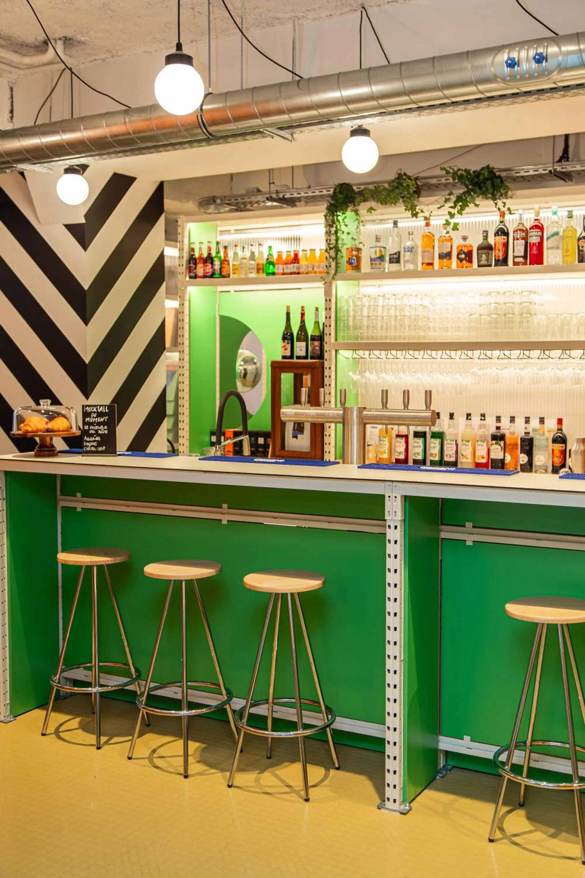 Lounge or bar in OLDEGAR Hôtel