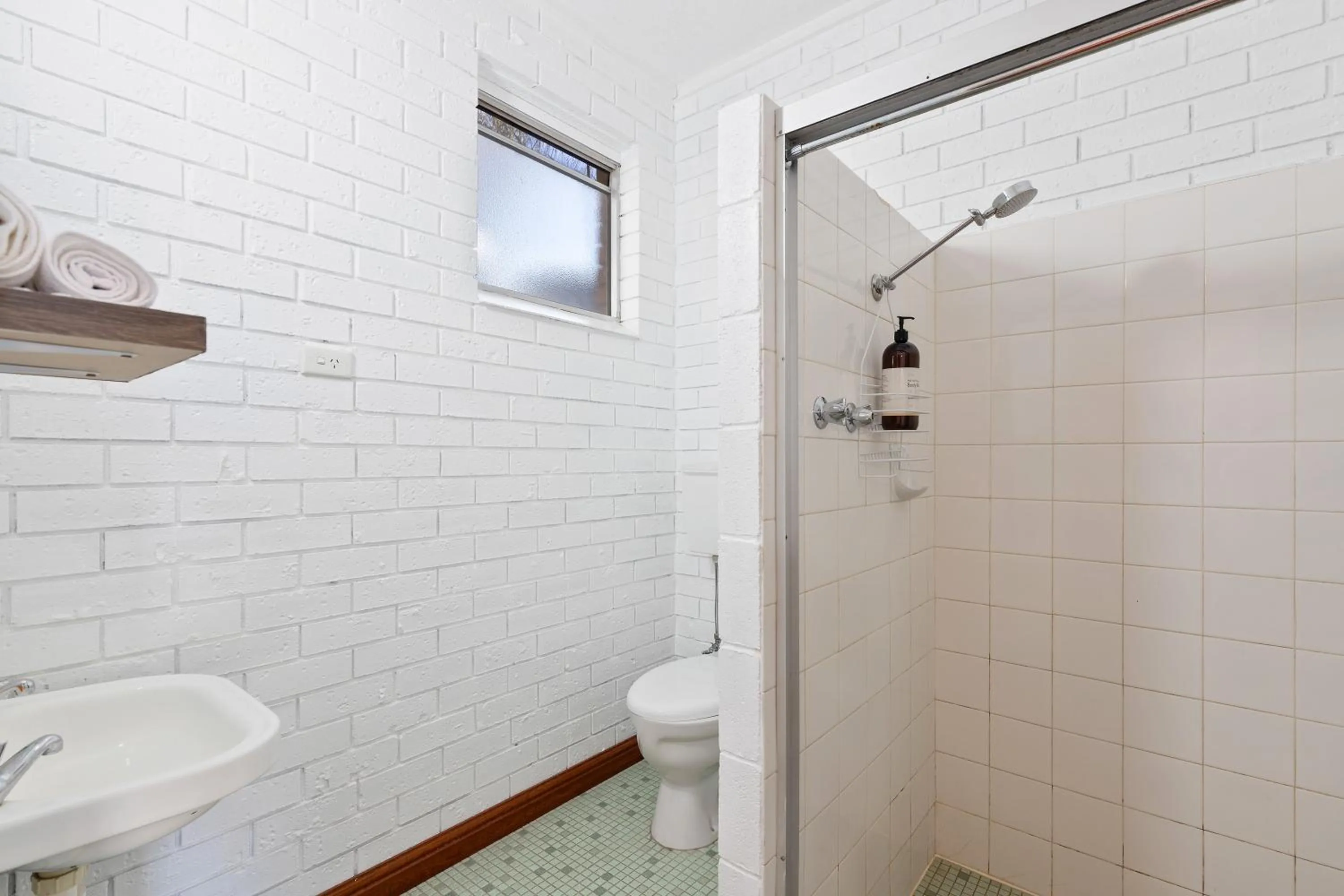 Bathroom in Albion Motel Finley