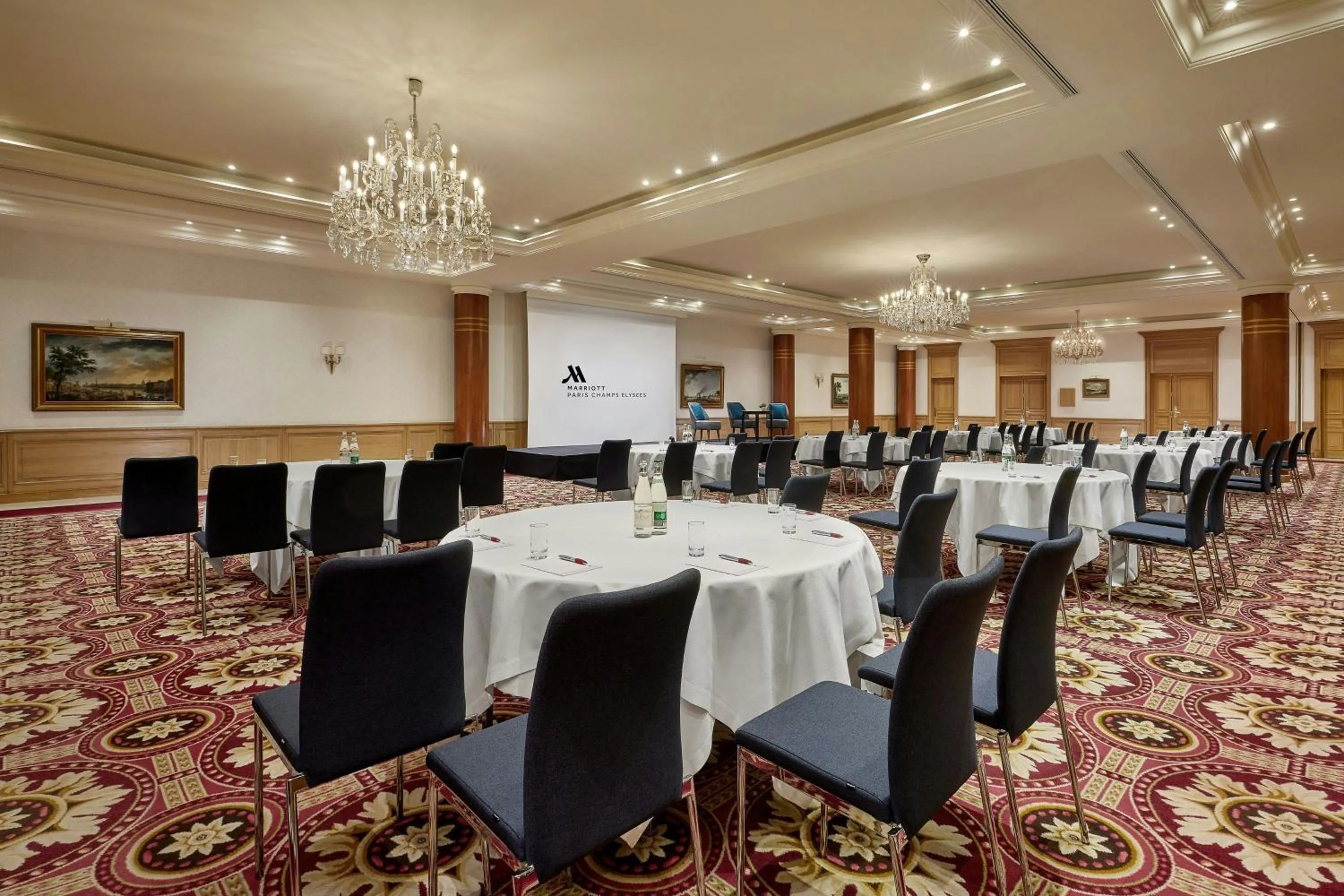 Lounge or bar in Paris Marriott Champs Elysees Hotel