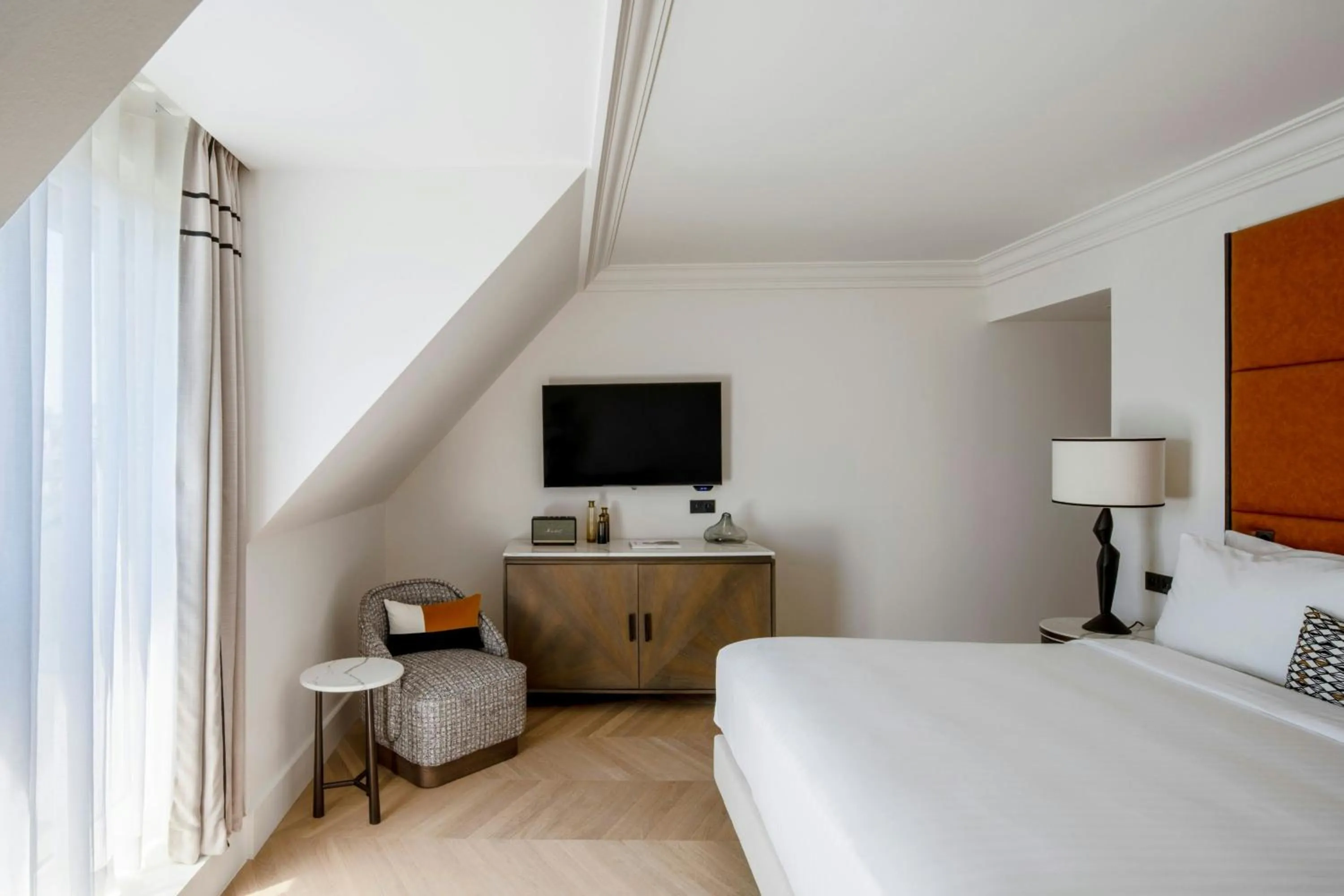 Photo of the whole room, Bed in Paris Marriott Champs Elysees Hotel