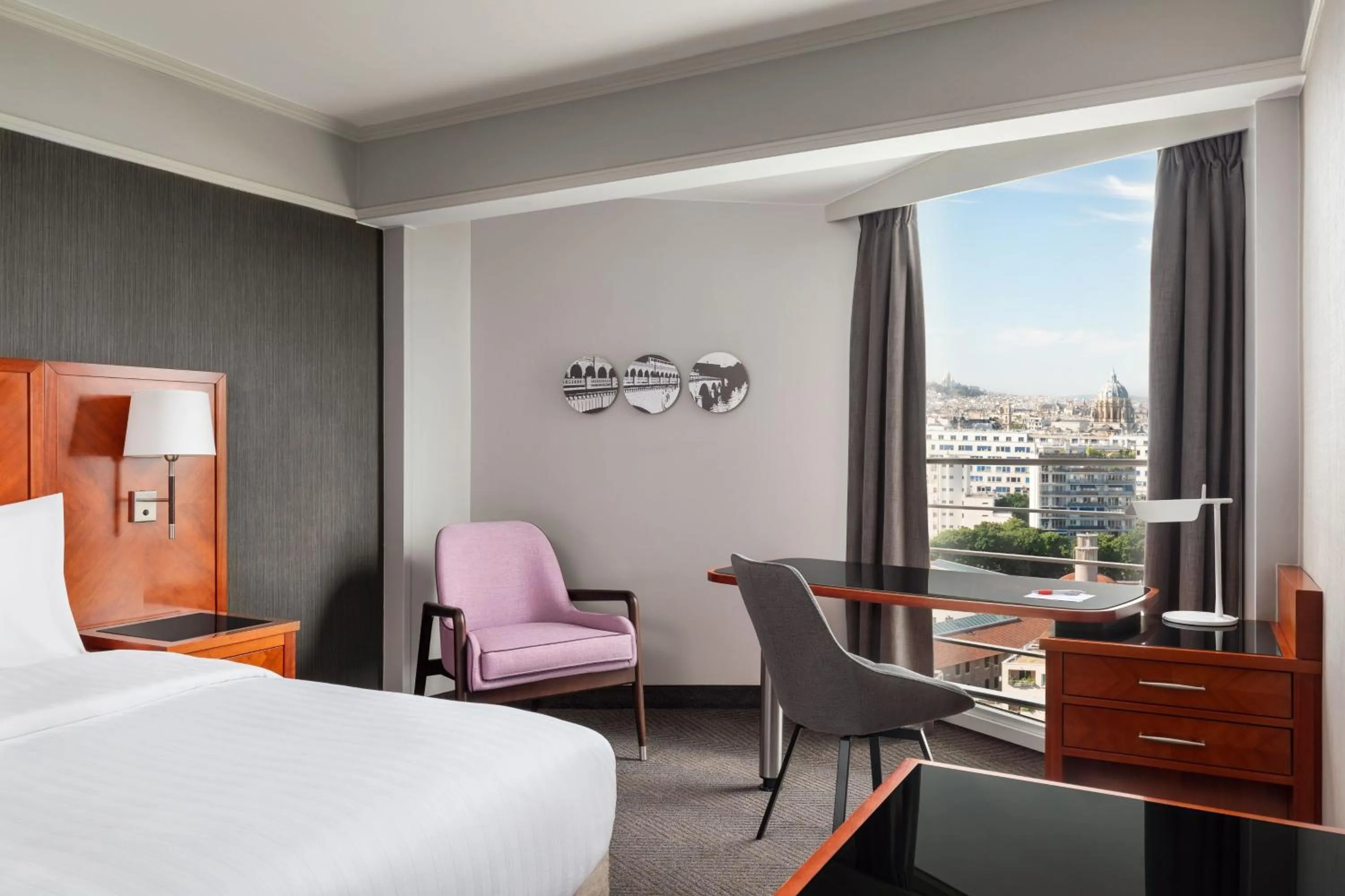Photo of the whole room, Bed in Paris Marriott Rive Gauche Hotel & Conference Center