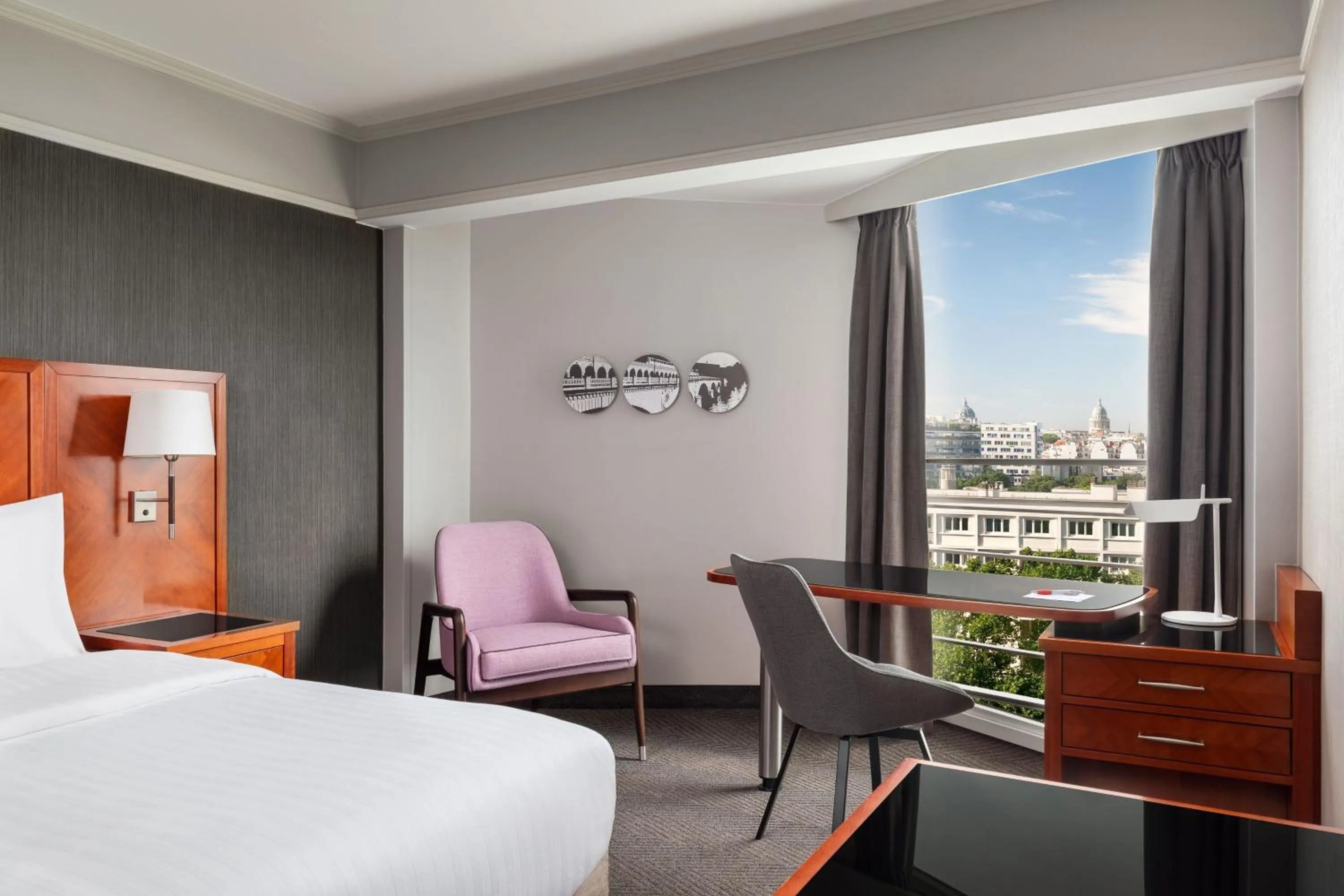 Photo of the whole room, Bed in Paris Marriott Rive Gauche Hotel & Conference Center