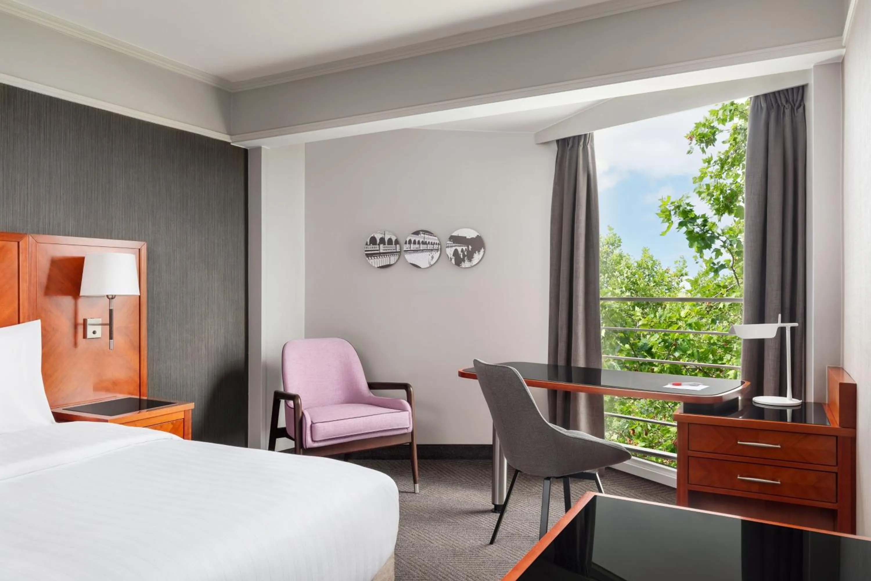 Photo of the whole room, Bed in Paris Marriott Rive Gauche Hotel & Conference Center