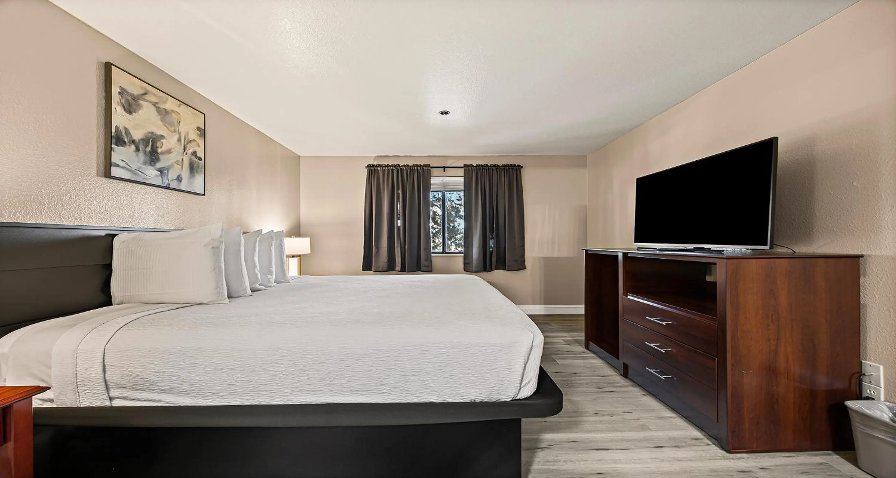 Bed in Best Western Plus Orchid Hotel & Suites