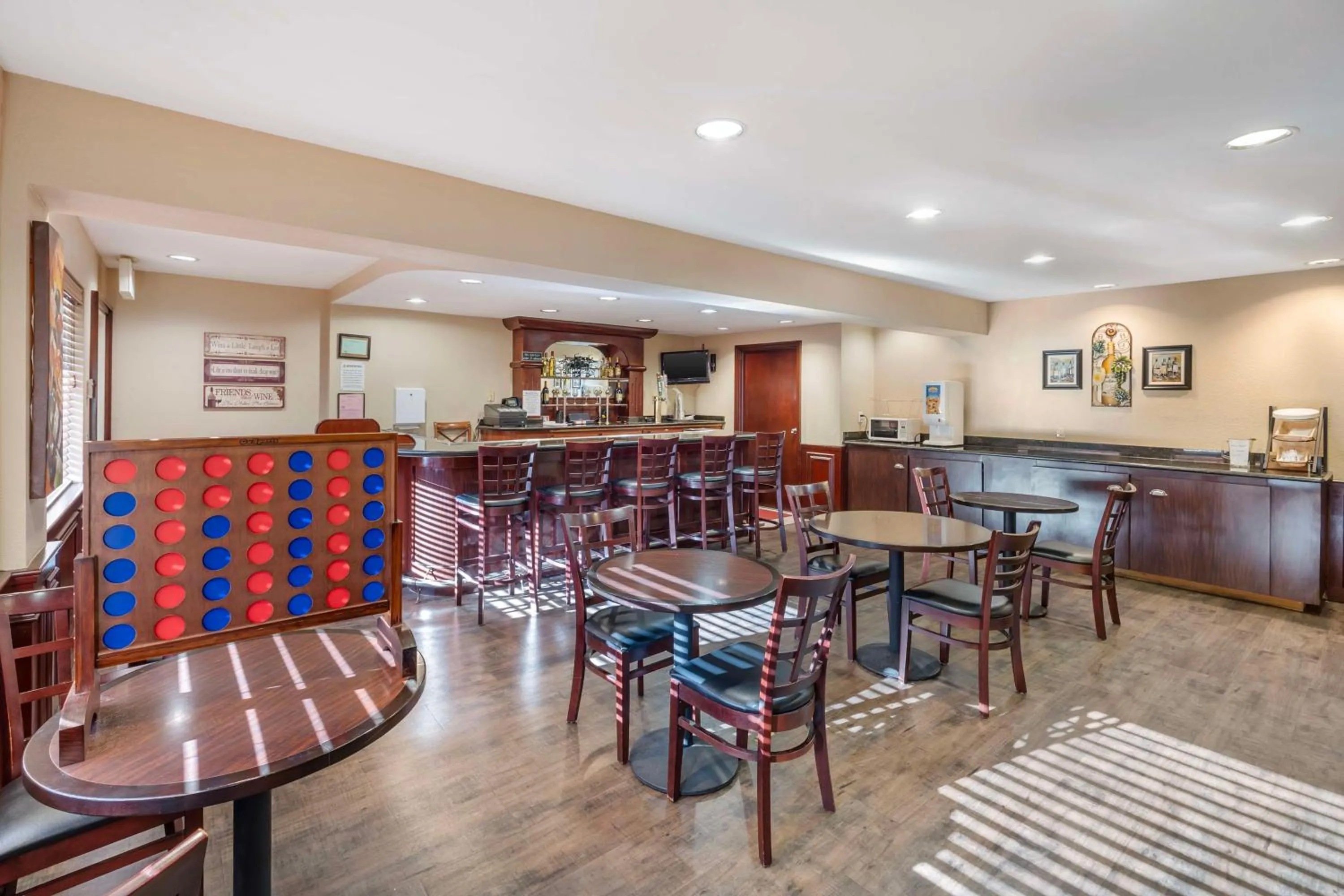 Lounge or bar in Best Western Plus Orchid Hotel & Suites
