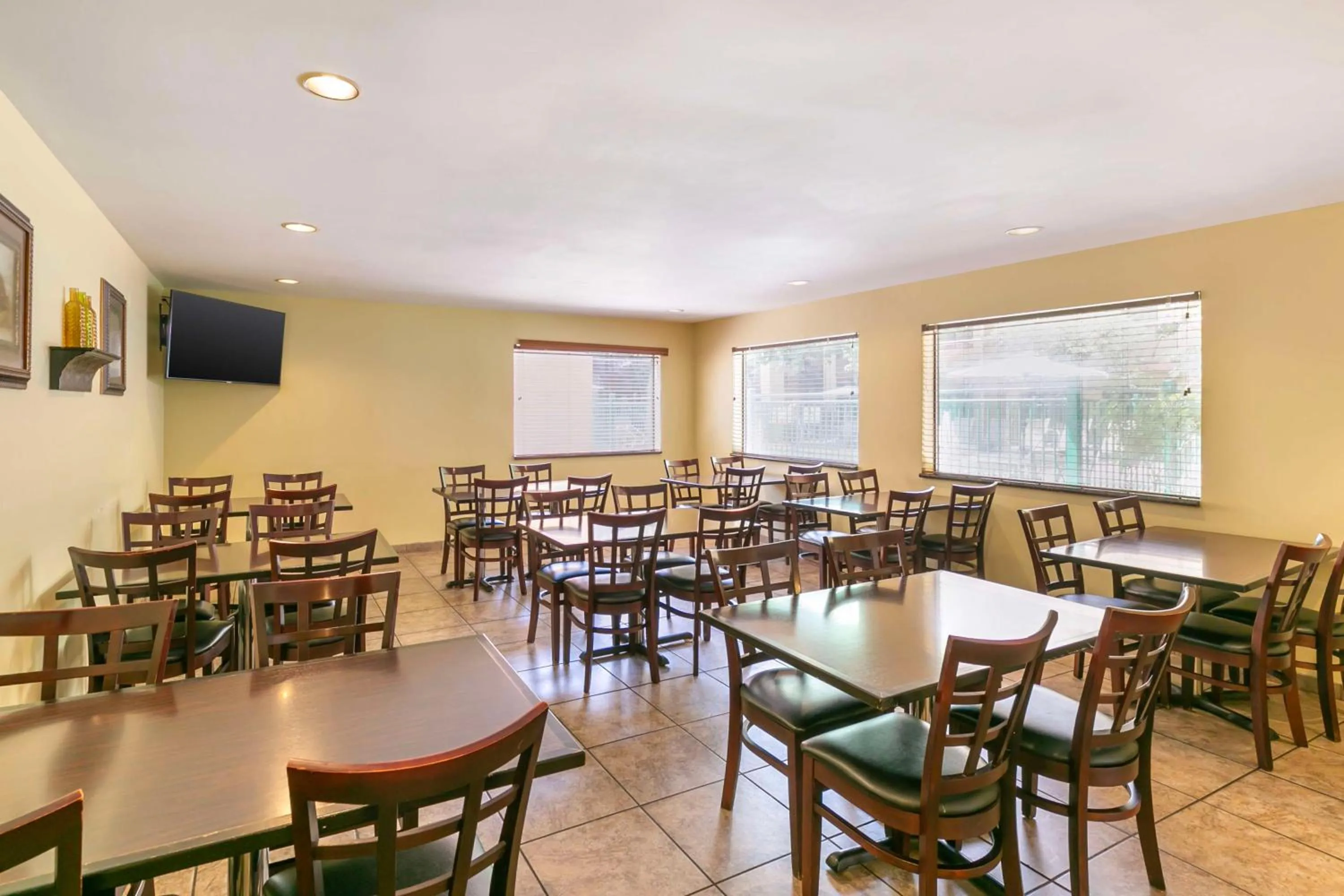 Breakfast in Best Western Plus Orchid Hotel & Suites