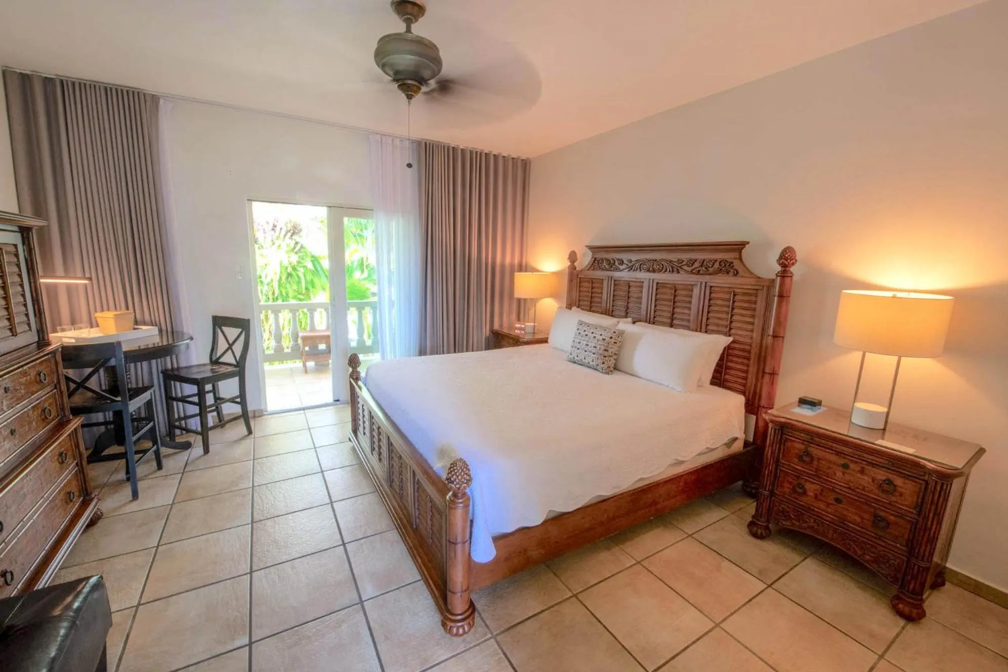 Photo of the whole room, Bed in Lazy Parrot Inn