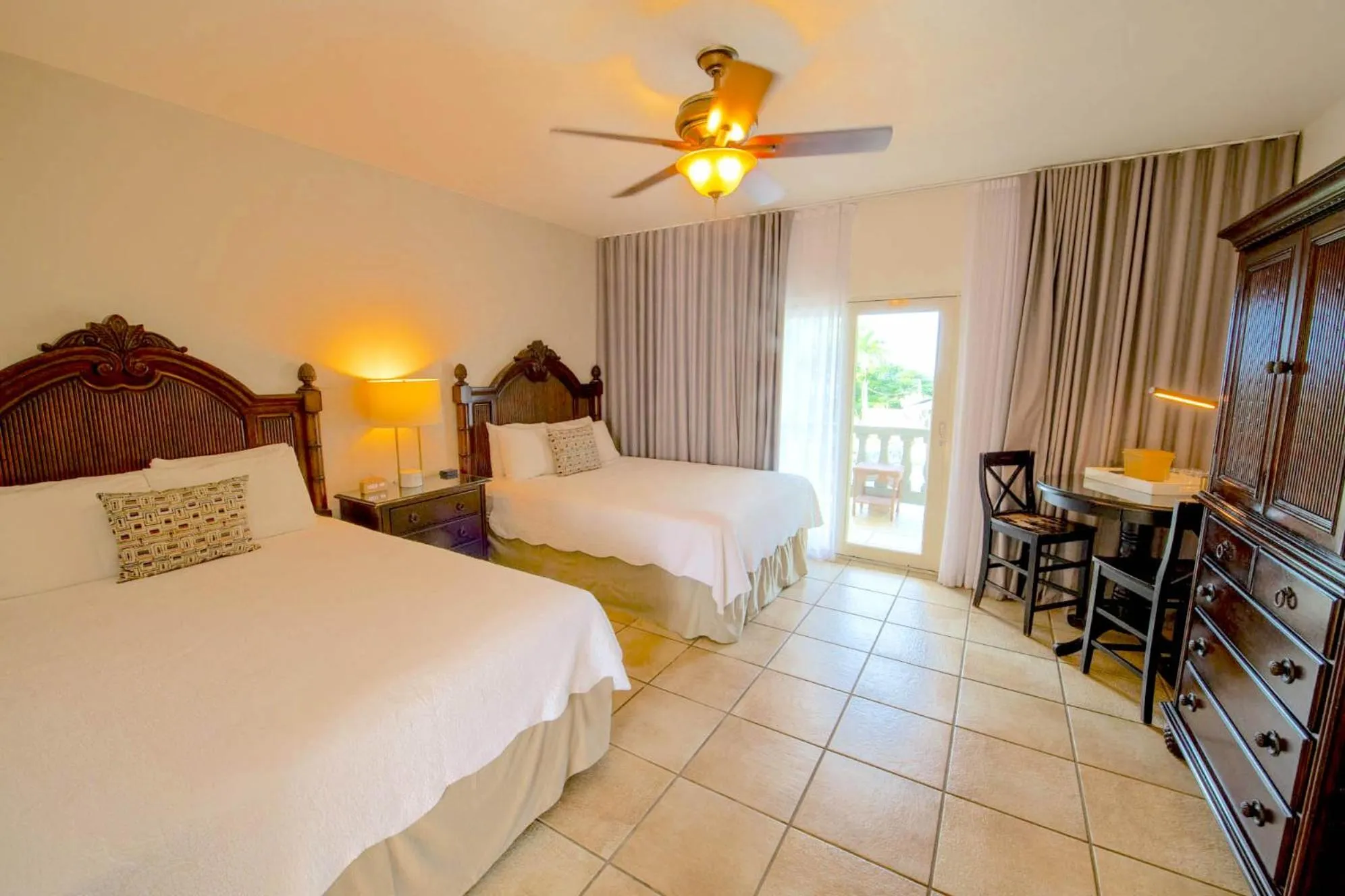 Photo of the whole room, Bed in Lazy Parrot Inn