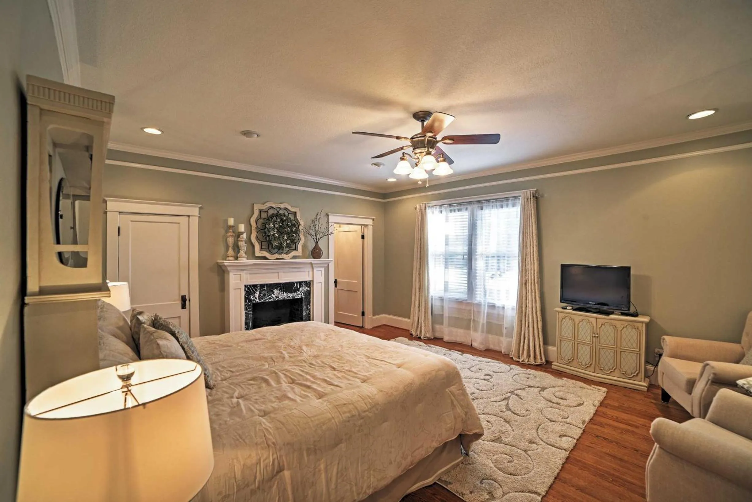 Bed in Spacious and Stunning Cleveland Getaway on 1 Acre