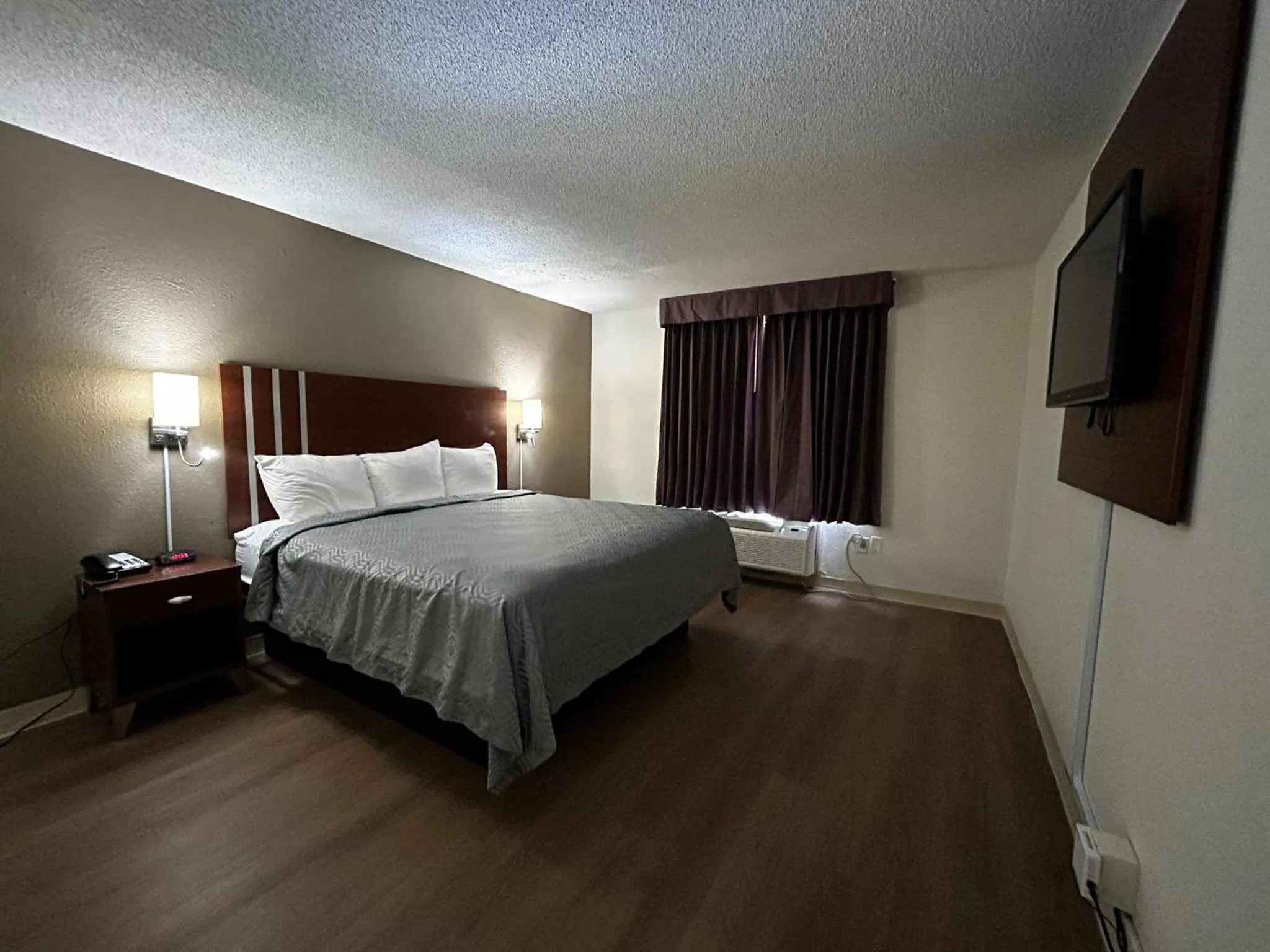 Bed in Econo Lodge Inn & Suites Chambersburg Central