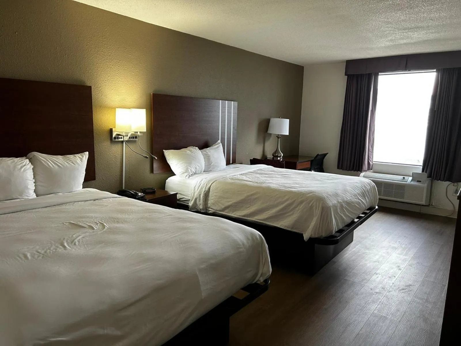 Bed in Econo Lodge Inn & Suites Chambersburg Central