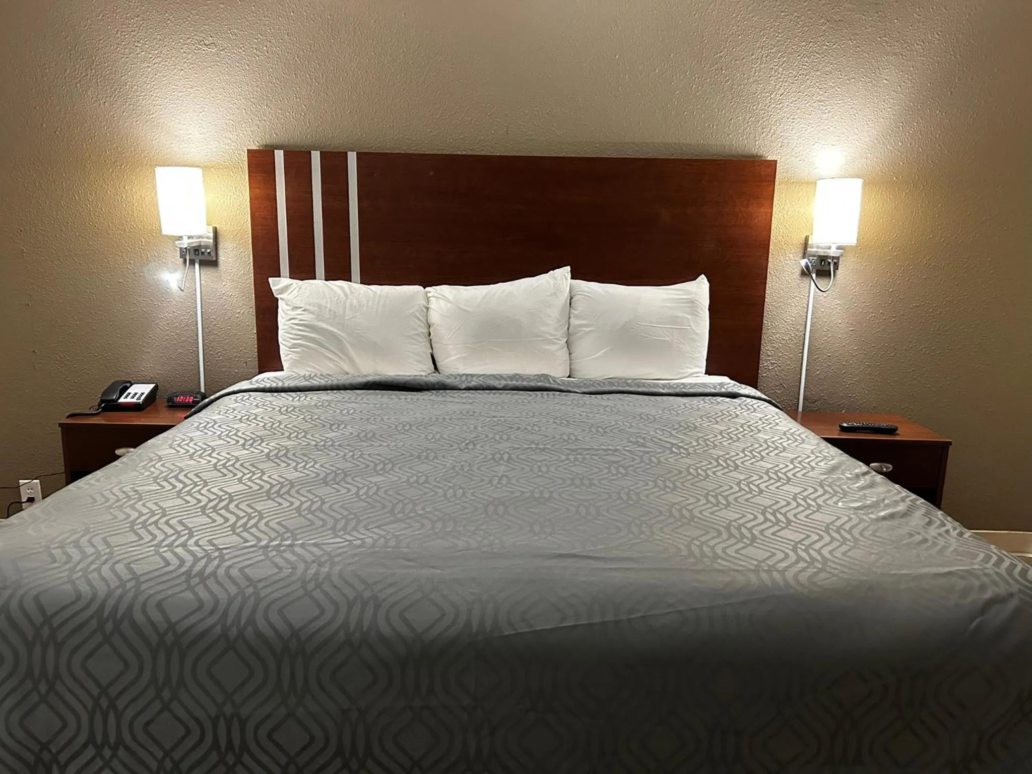 Bed in Econo Lodge Inn & Suites Chambersburg Central