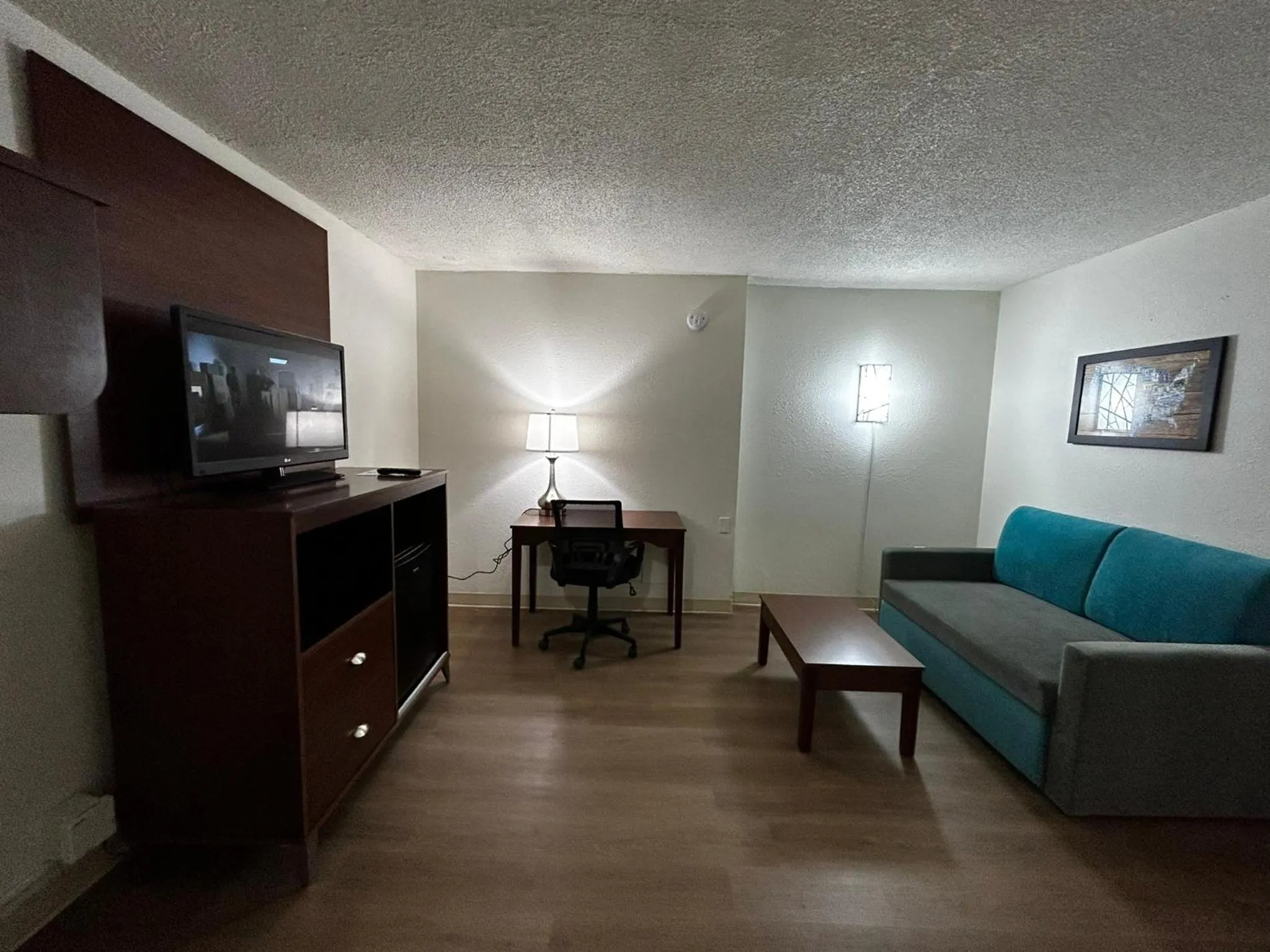 TV and multimedia in Econo Lodge Inn & Suites Chambersburg Central