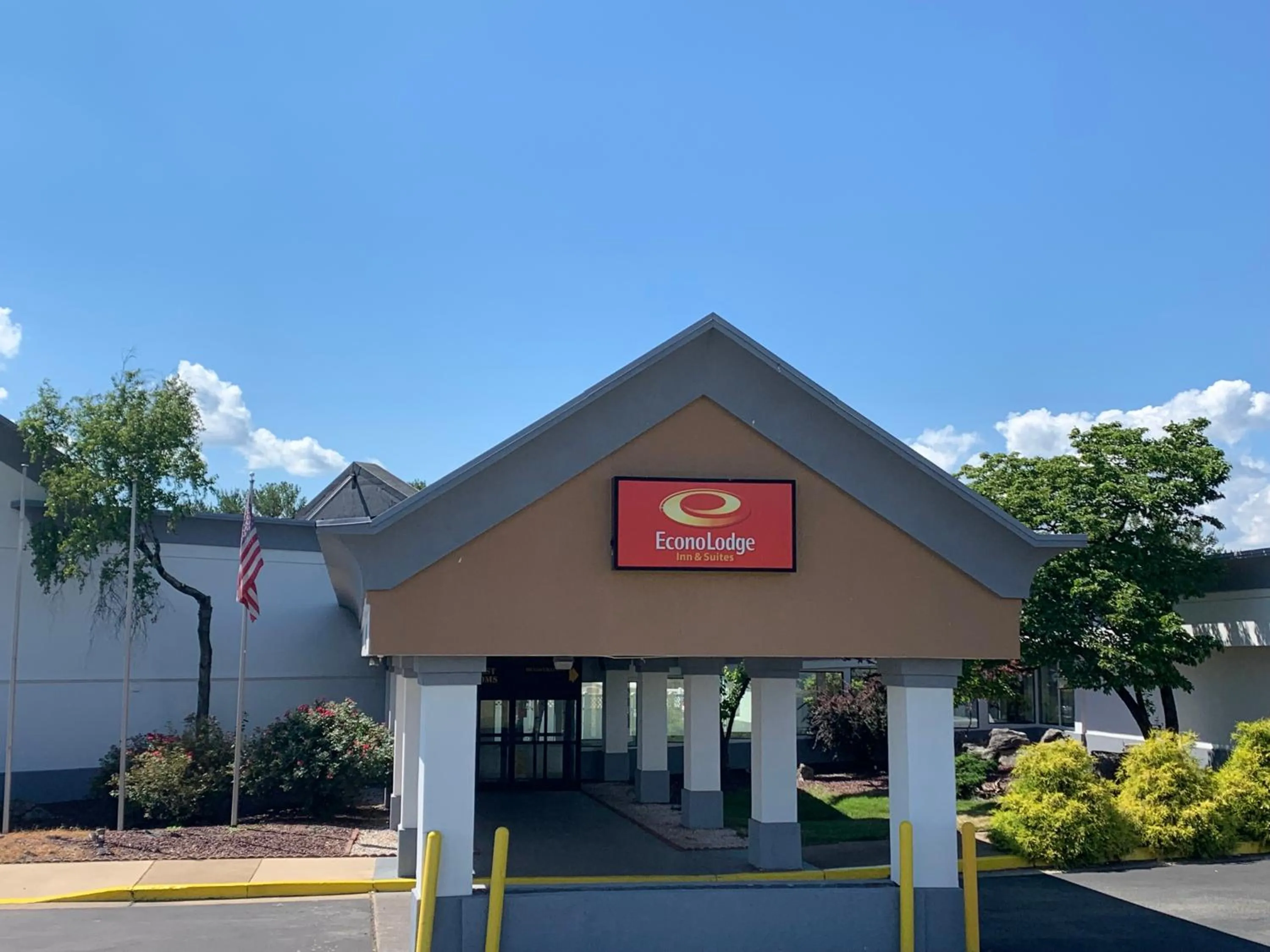 Property building in Econo Lodge Inn & Suites Chambersburg Central