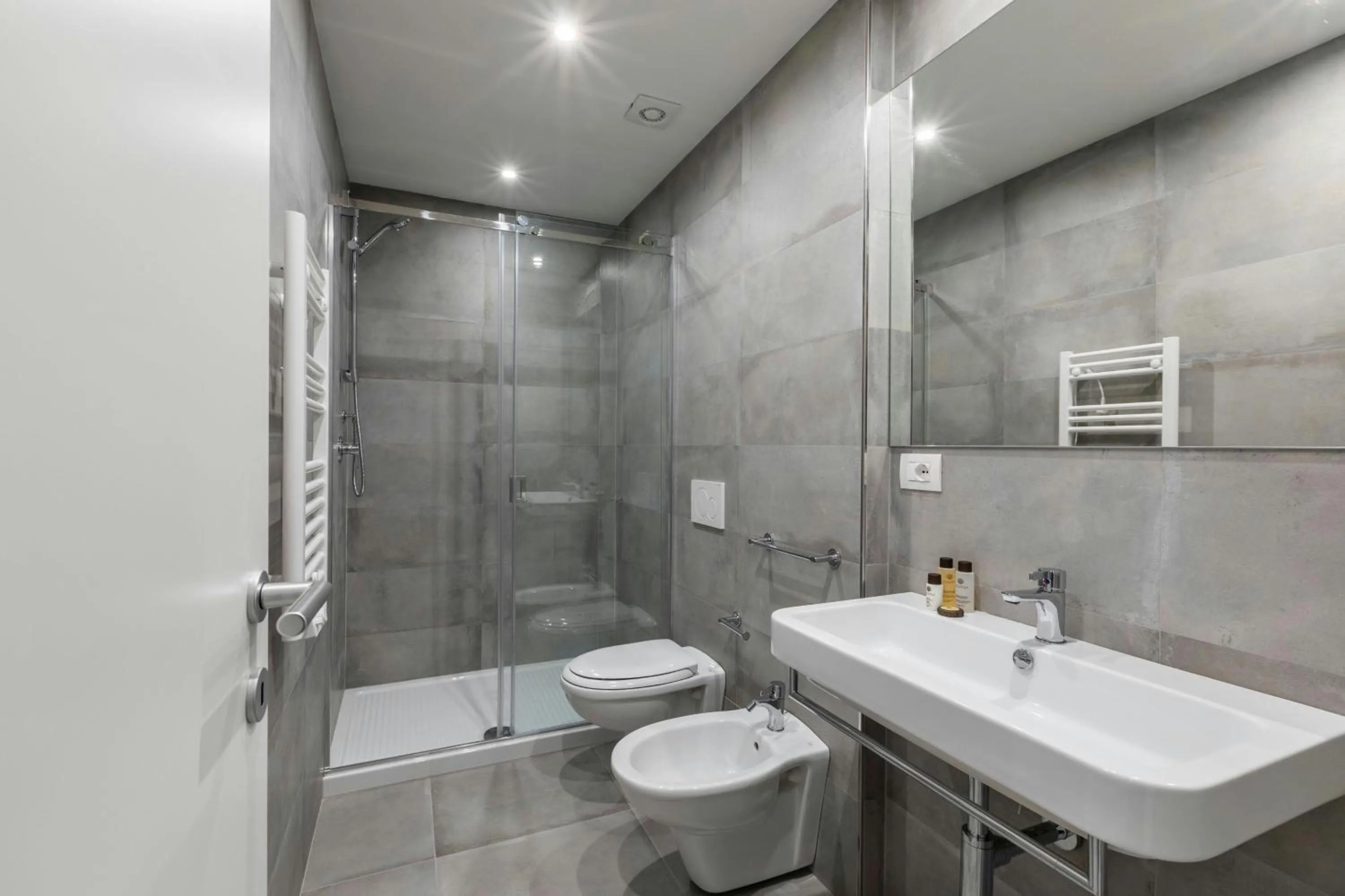 Bathroom in Sonder by Marriott Bonvoy San Lorenzo Apartments