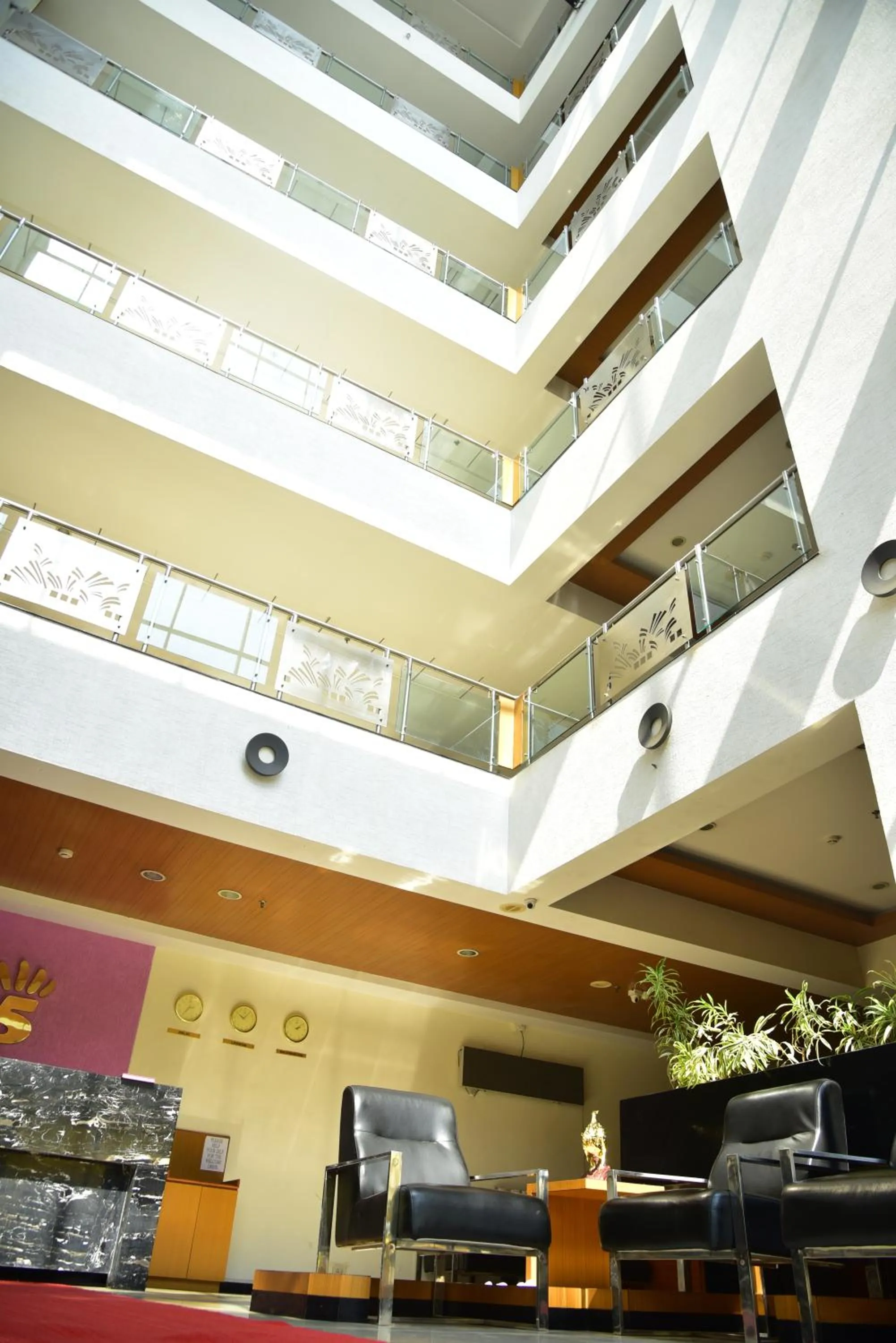 Hi 5 Hotel & Experience