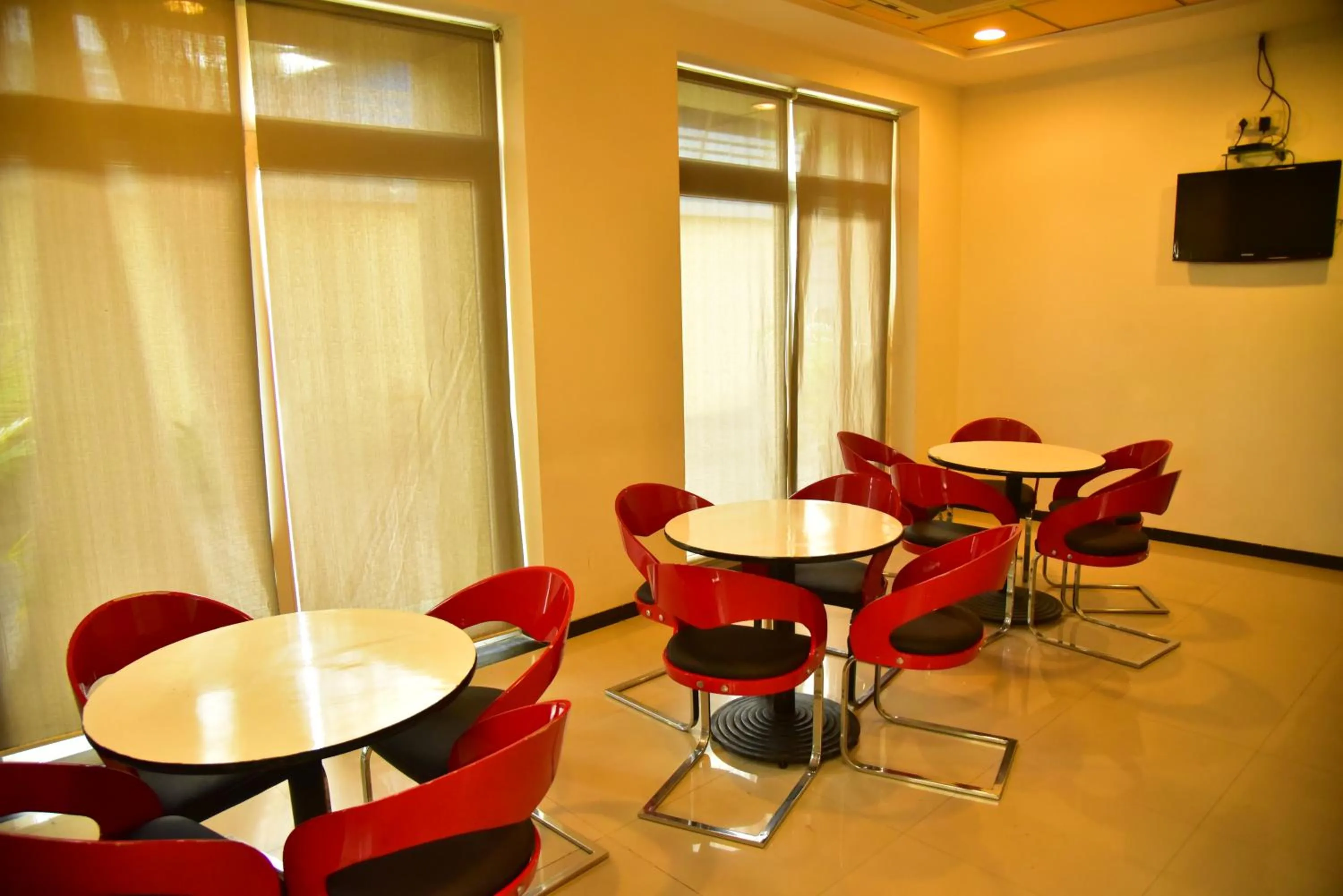 Hi 5 Hotel & Experience