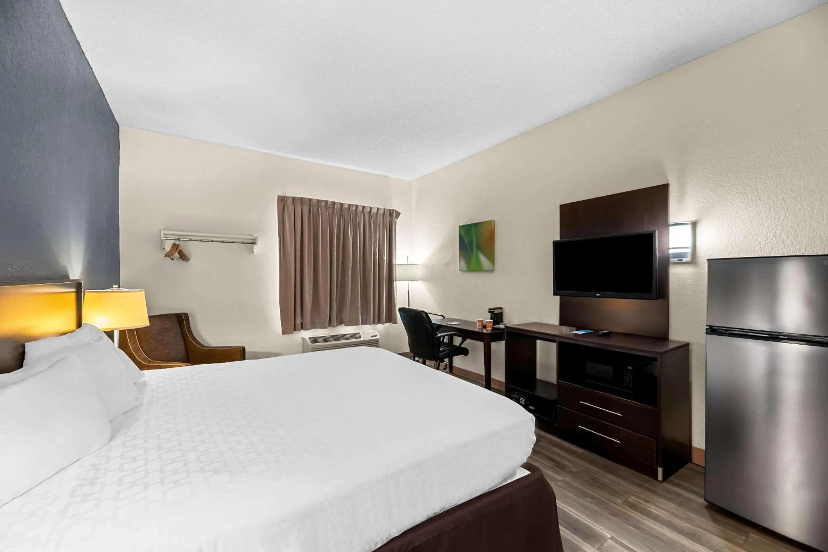 Bedroom, Bed in Suburban Studios Orlando - Ocoee-Winter Garden