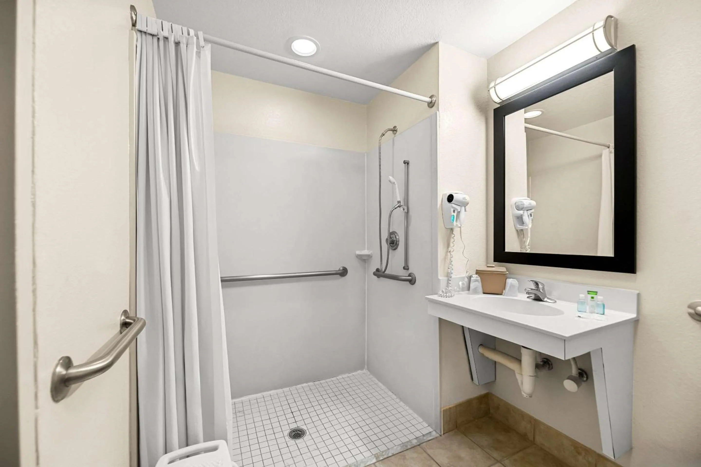 Bedroom in Suburban Studios Orlando - Ocoee-Winter Garden