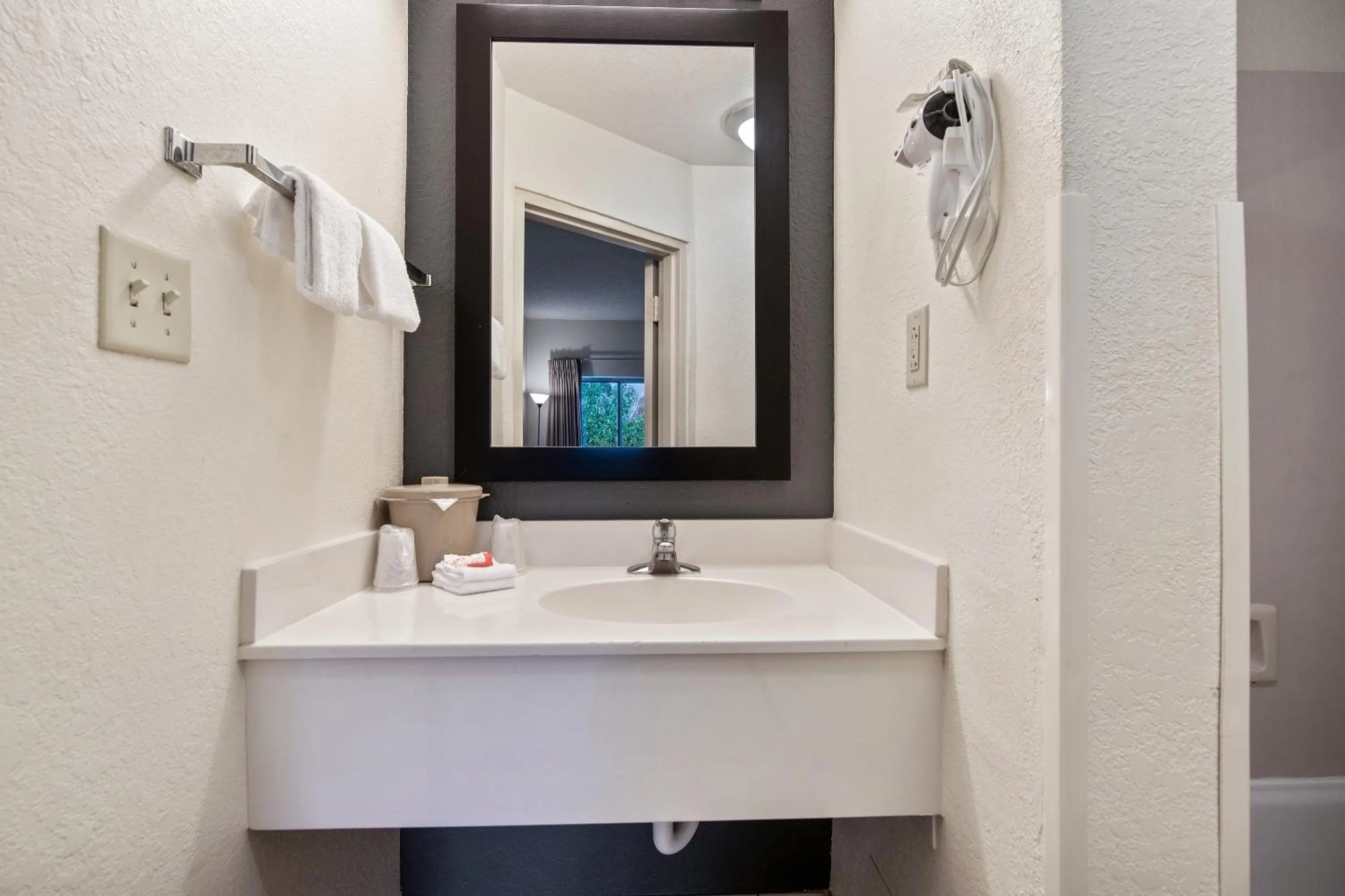 Bathroom in Suburban Studios Orlando - Ocoee-Winter Garden