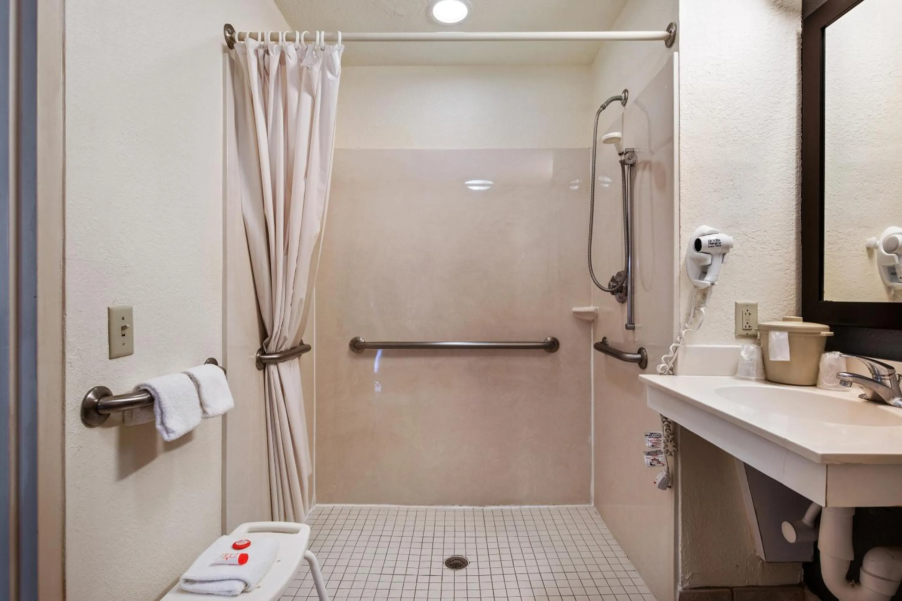 Bathroom in Suburban Studios Orlando - Ocoee-Winter Garden