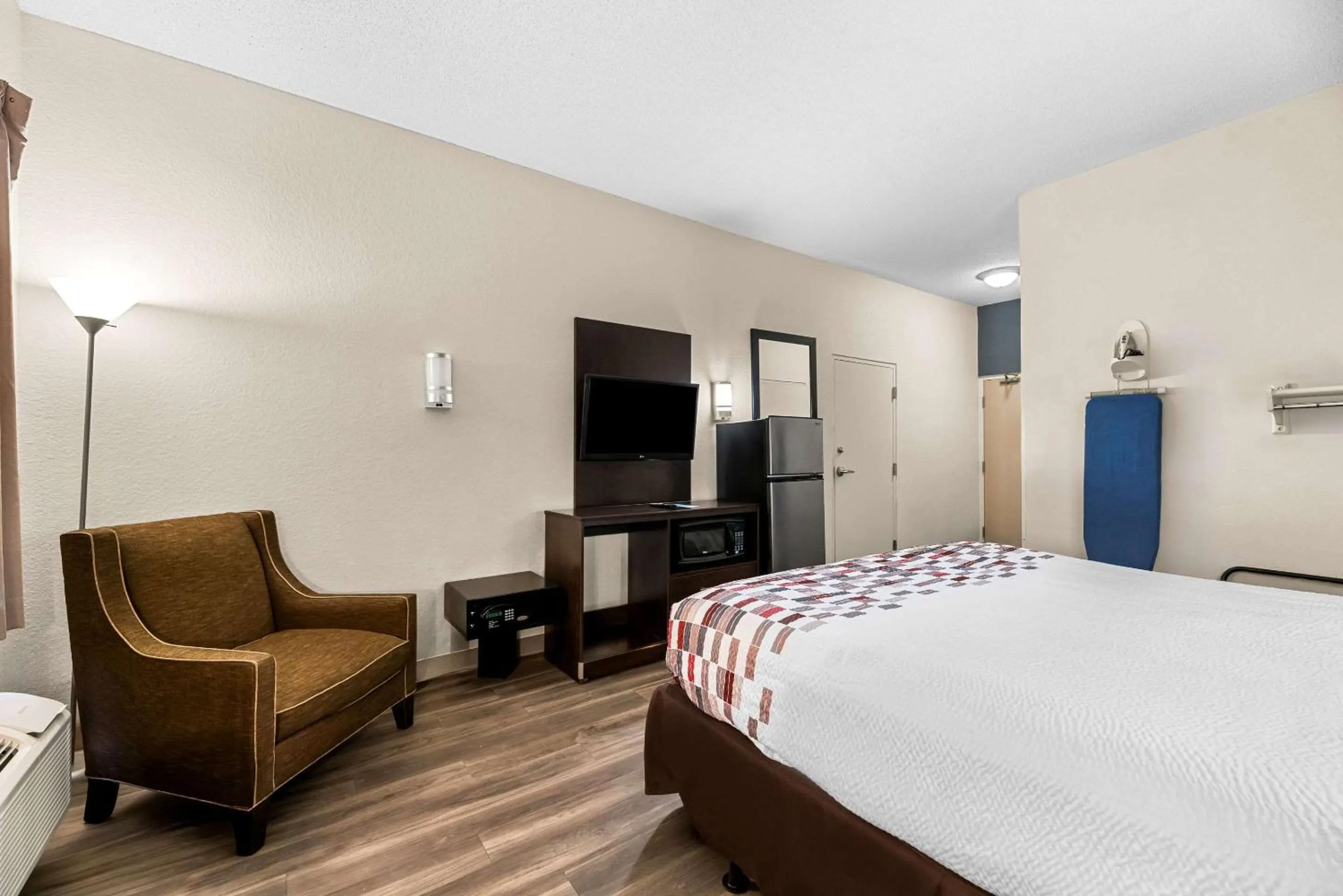 Bedroom, Bed in Suburban Studios Orlando - Ocoee-Winter Garden