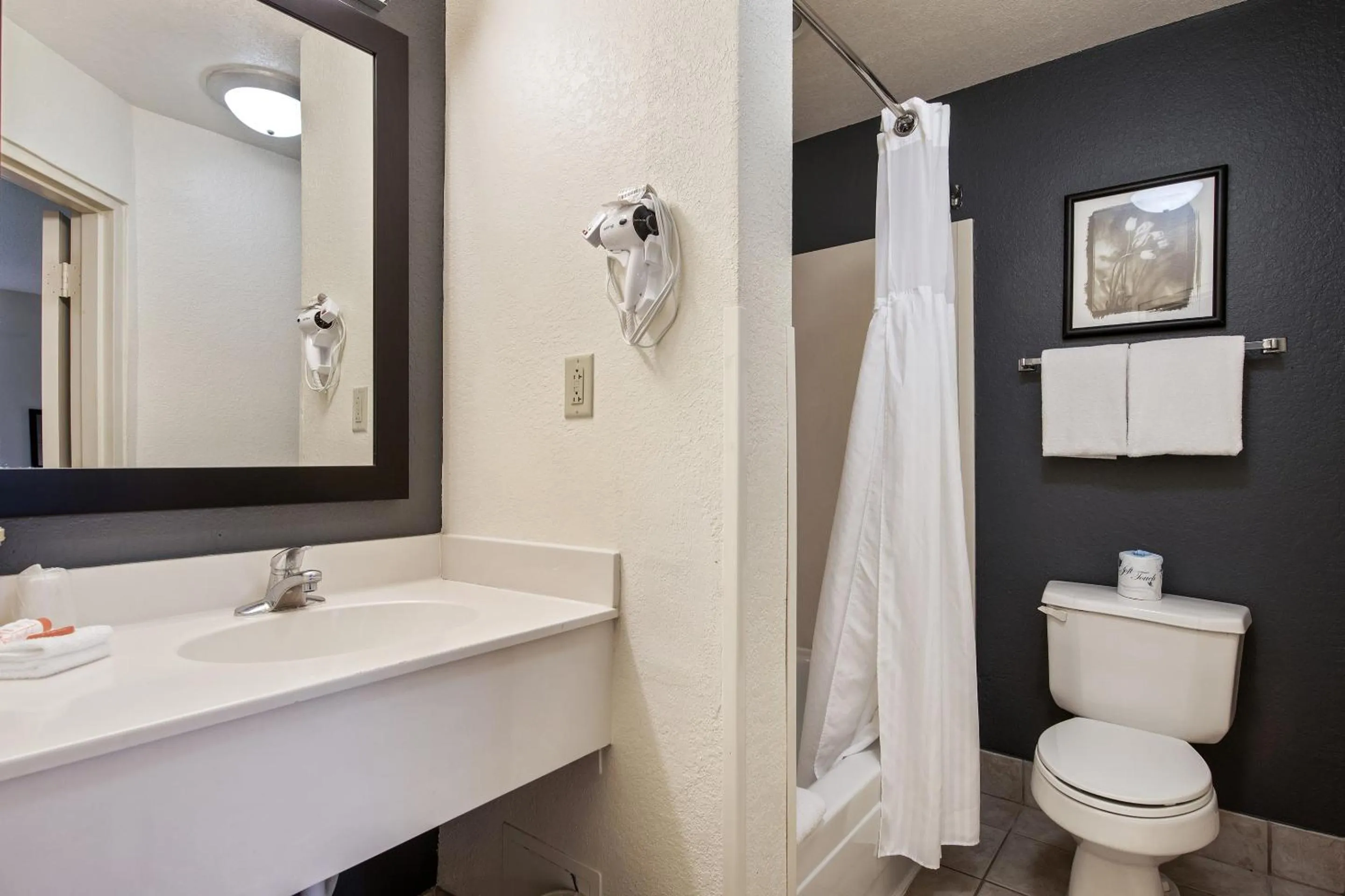 Bathroom in Suburban Studios Orlando - Ocoee-Winter Garden