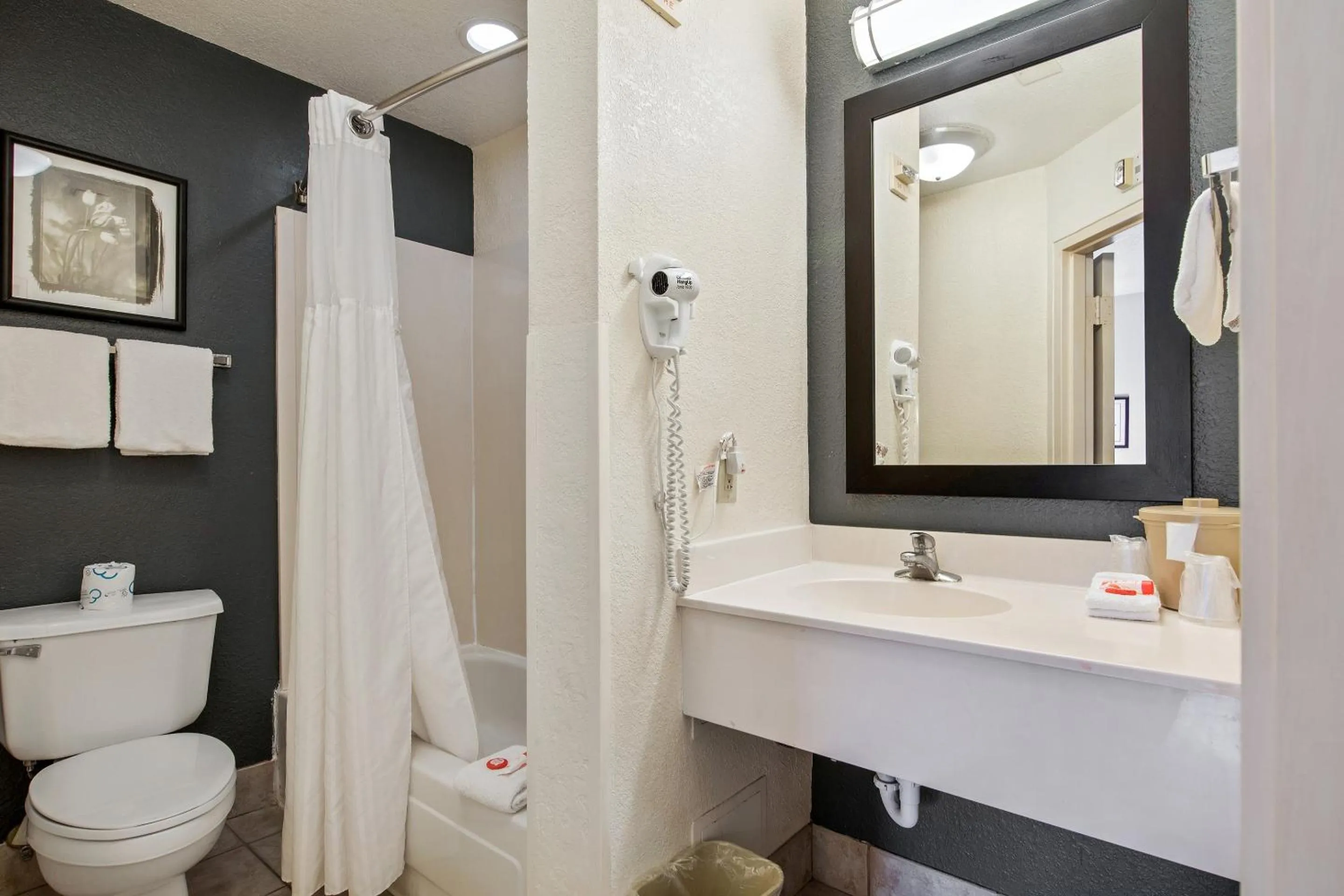 Bathroom in Suburban Studios Orlando - Ocoee-Winter Garden