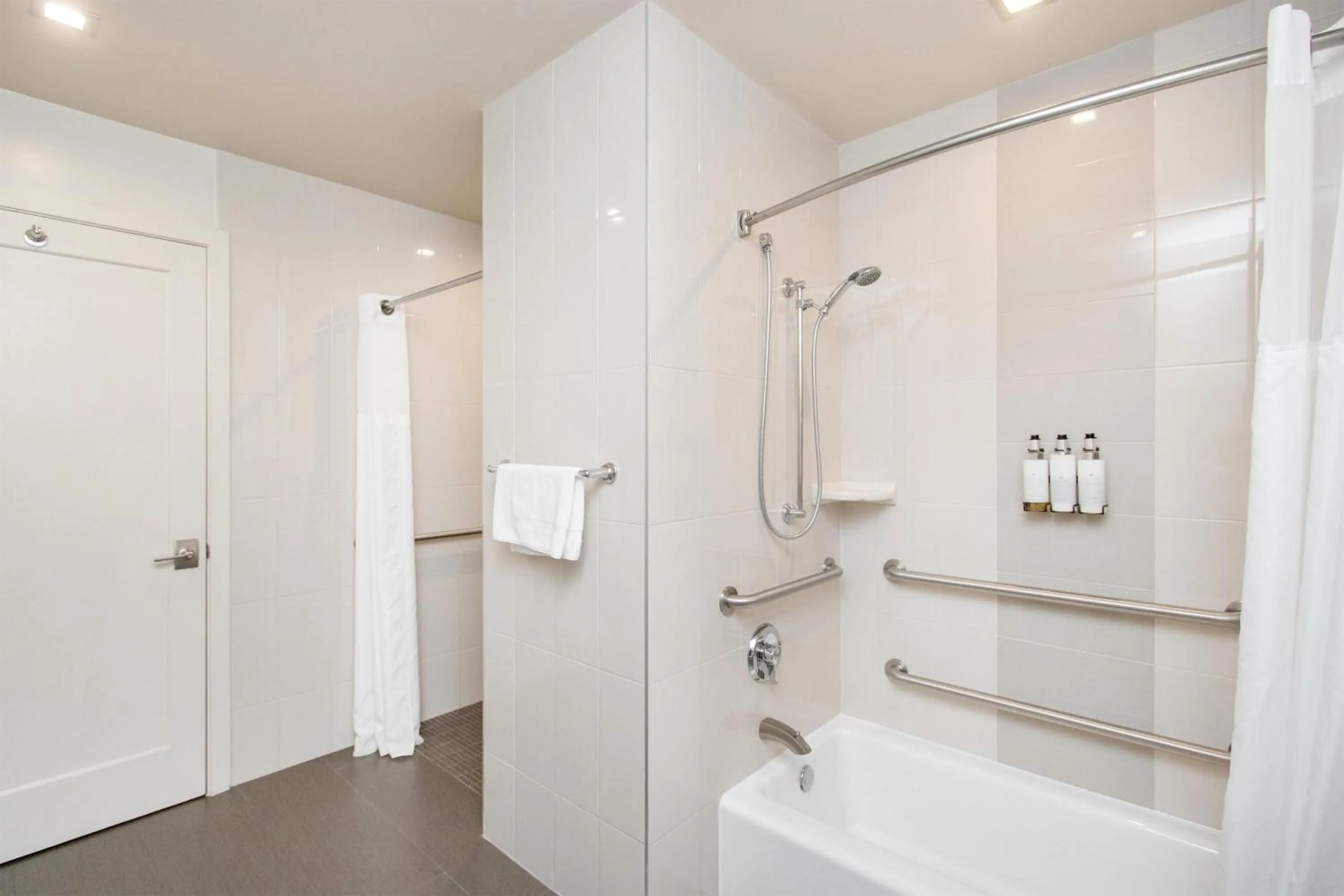 Bathroom in Aiden Los Angeles Downtown Dragon Gate Inn