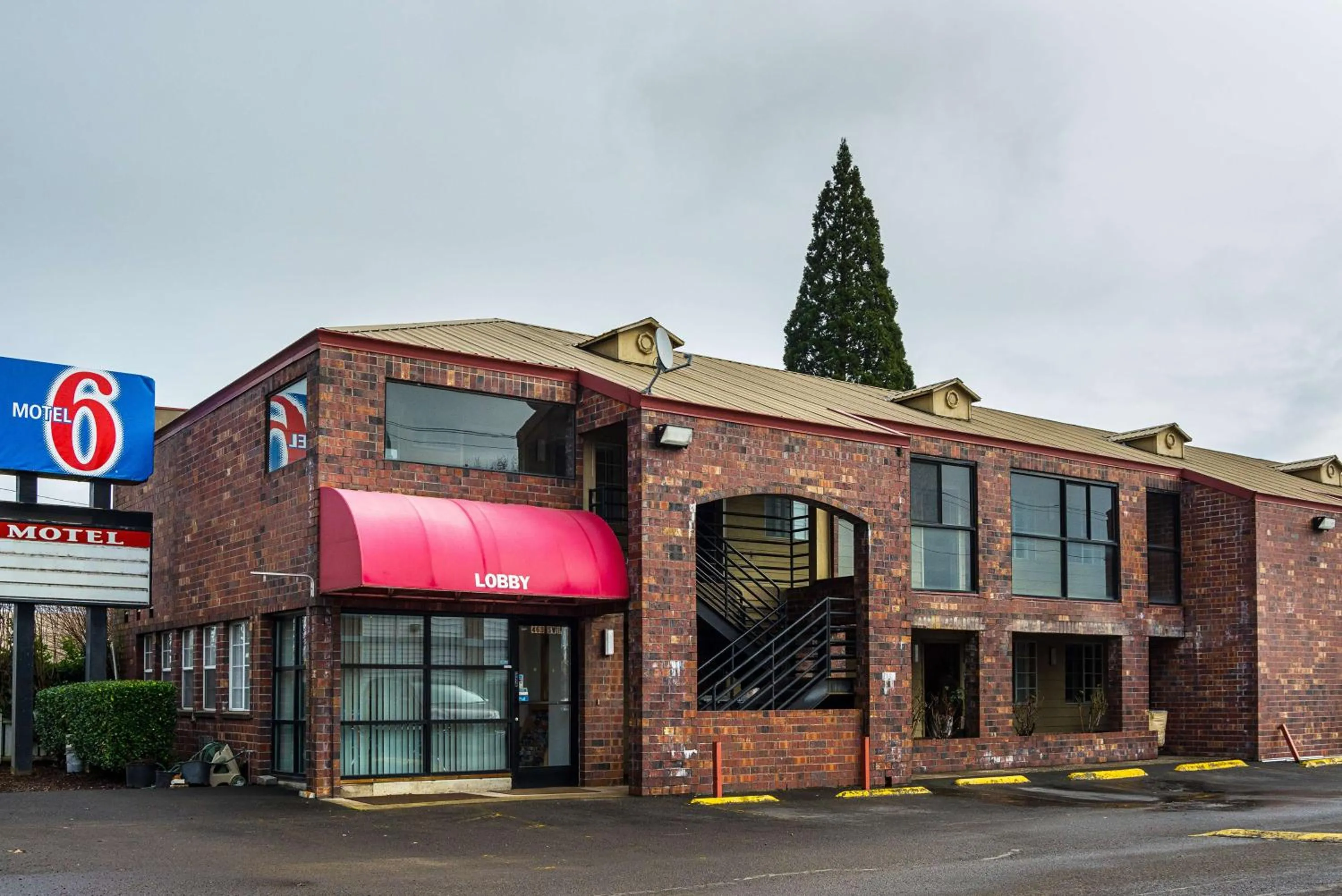 Property building in Motel 6-Canby, OR