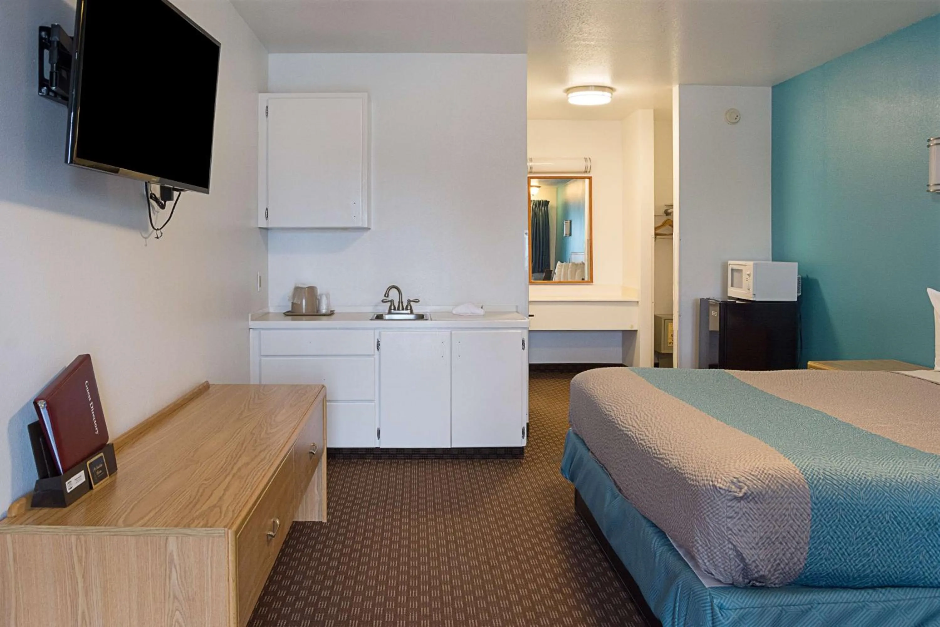 Photo of the whole room, Bed in Motel 6-Canby, OR