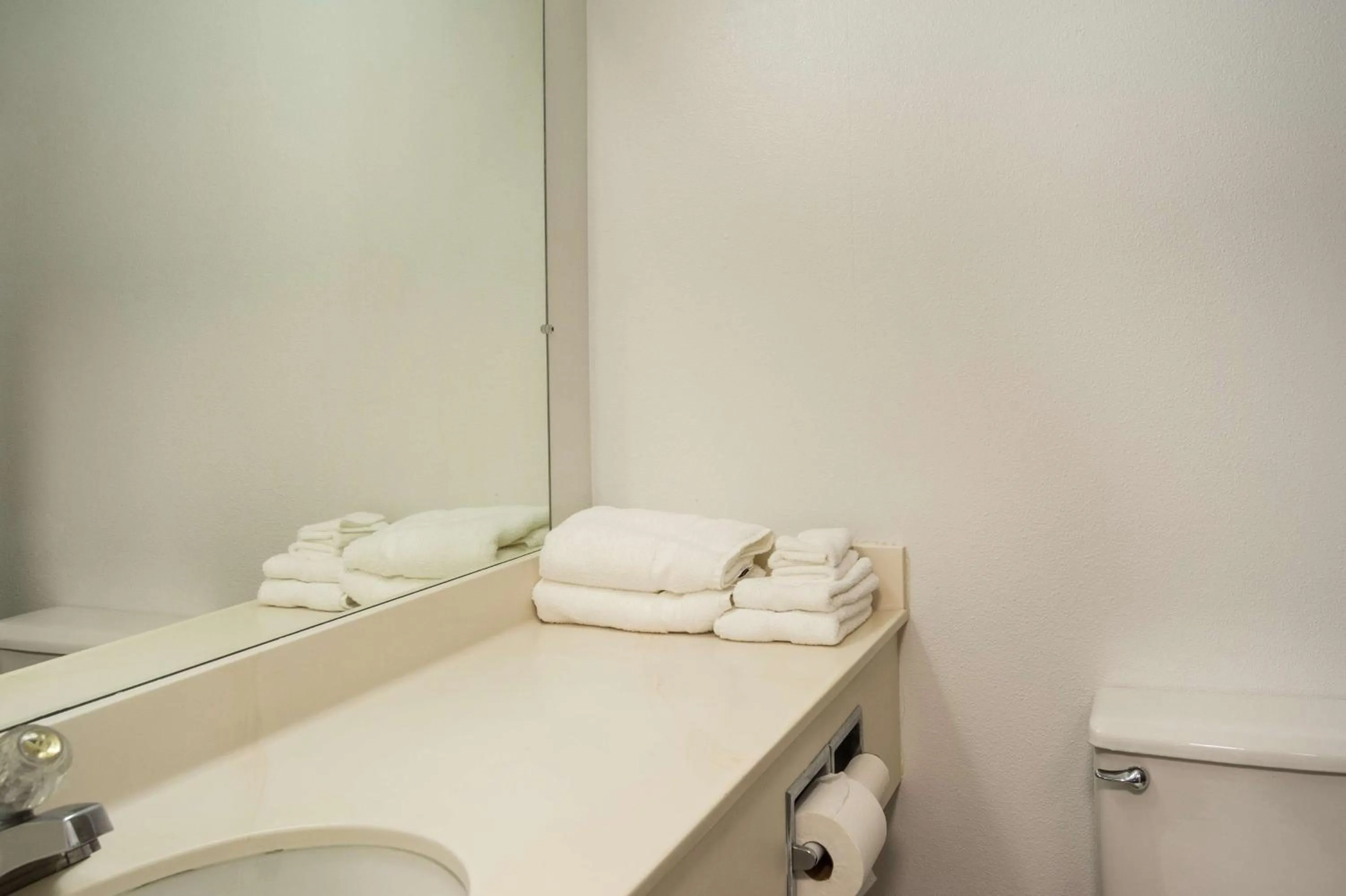 Photo of the whole room in Motel 6-Canby, OR