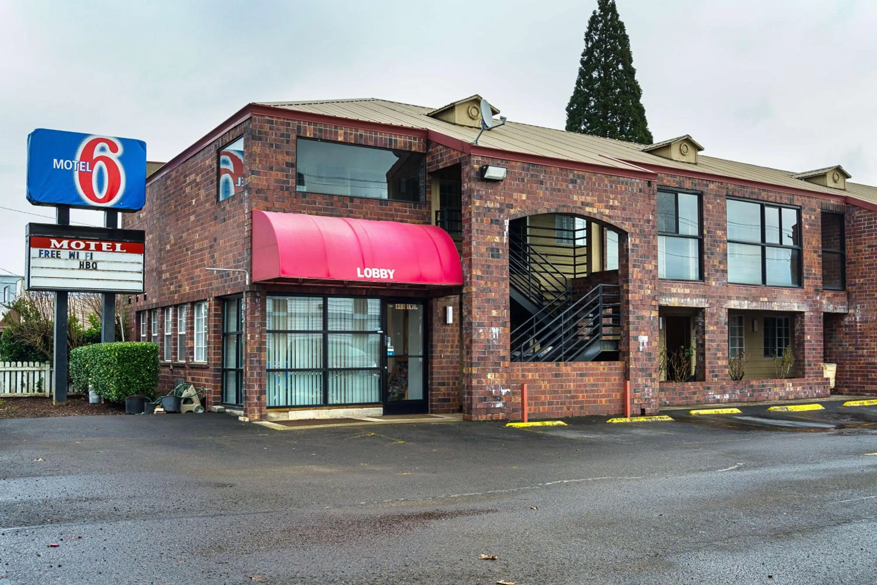 Property building in Motel 6-Canby, OR