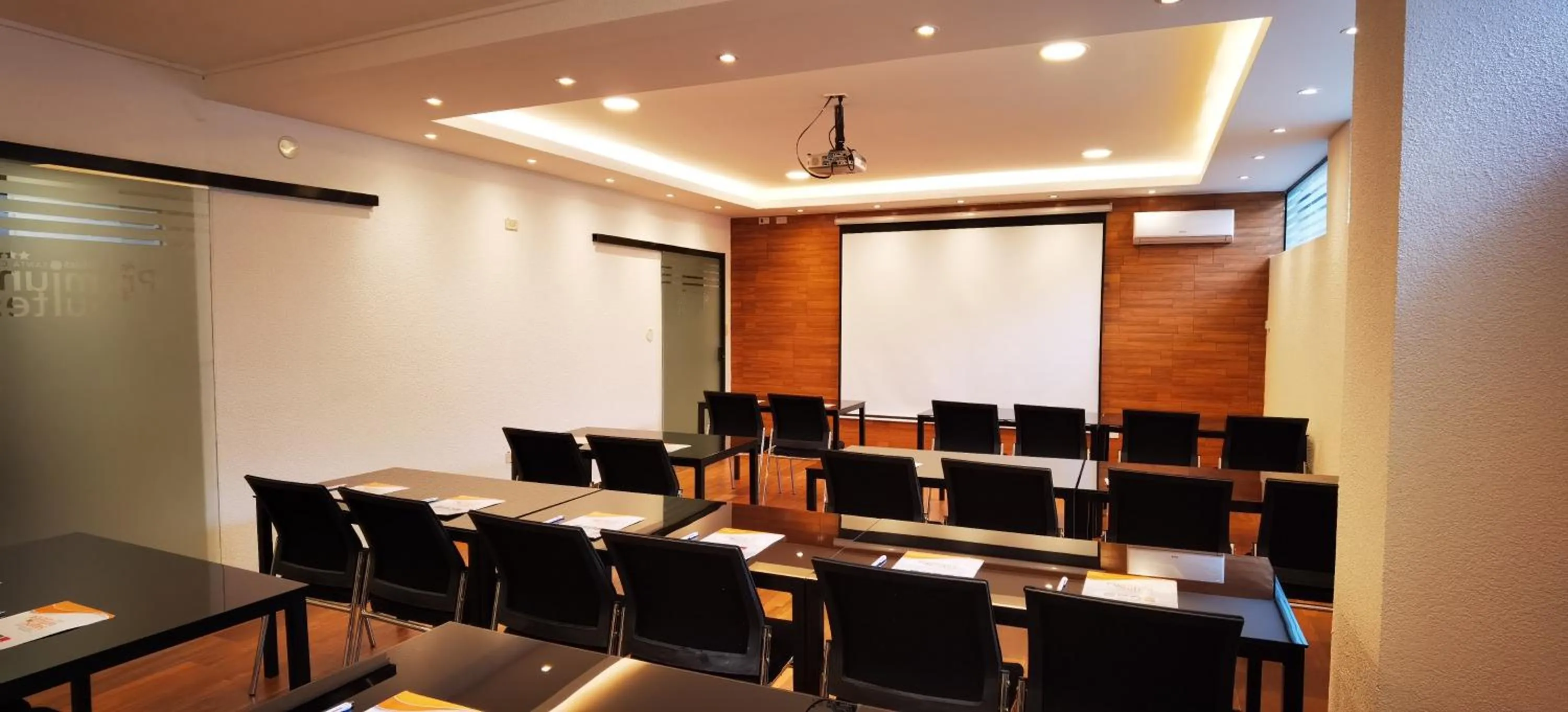 Meeting/conference room in Premium Suites Deluxe Aparthotel Equipetrol