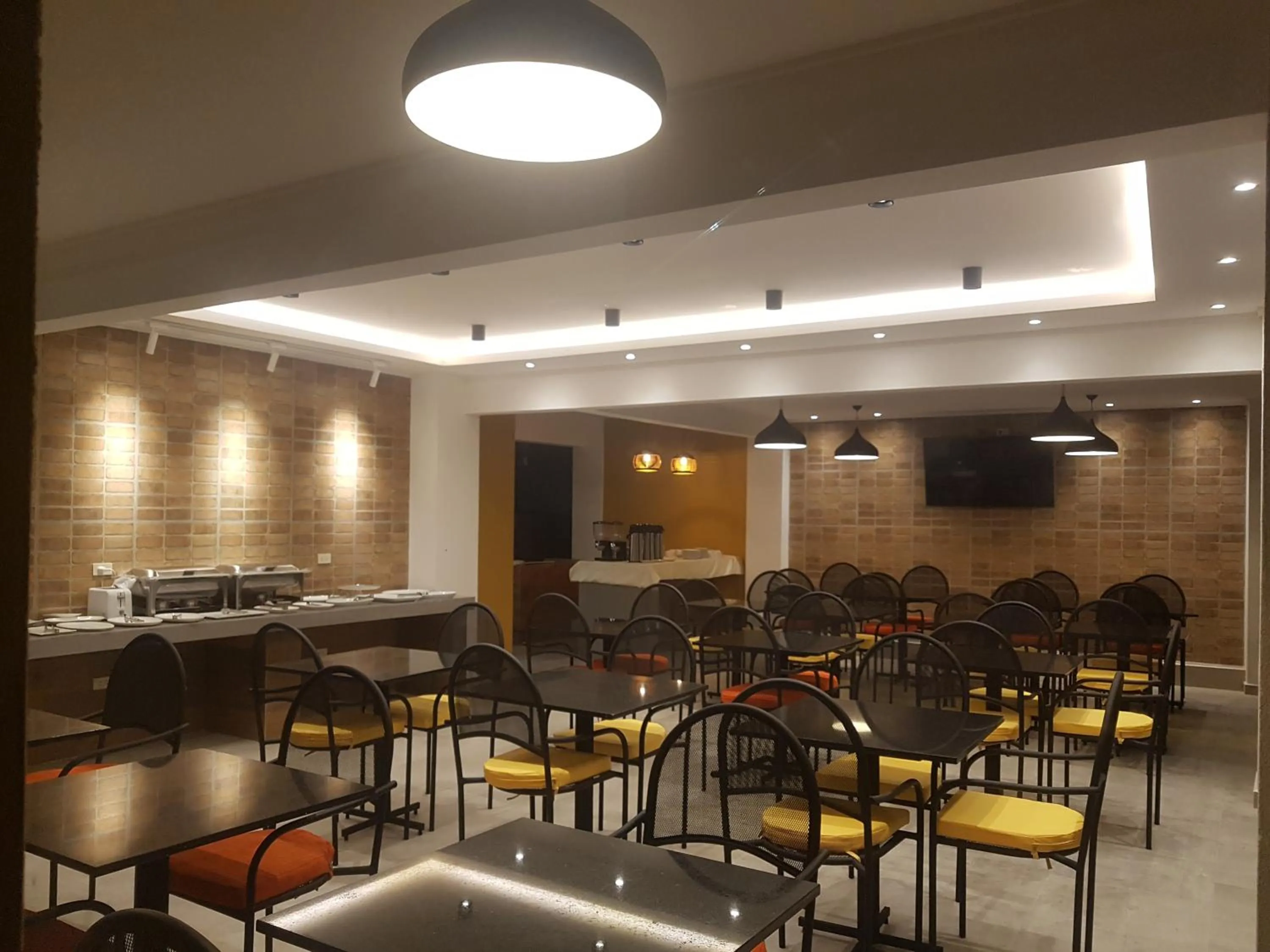 Restaurant/places to eat in Premium Suites Deluxe Aparthotel Equipetrol