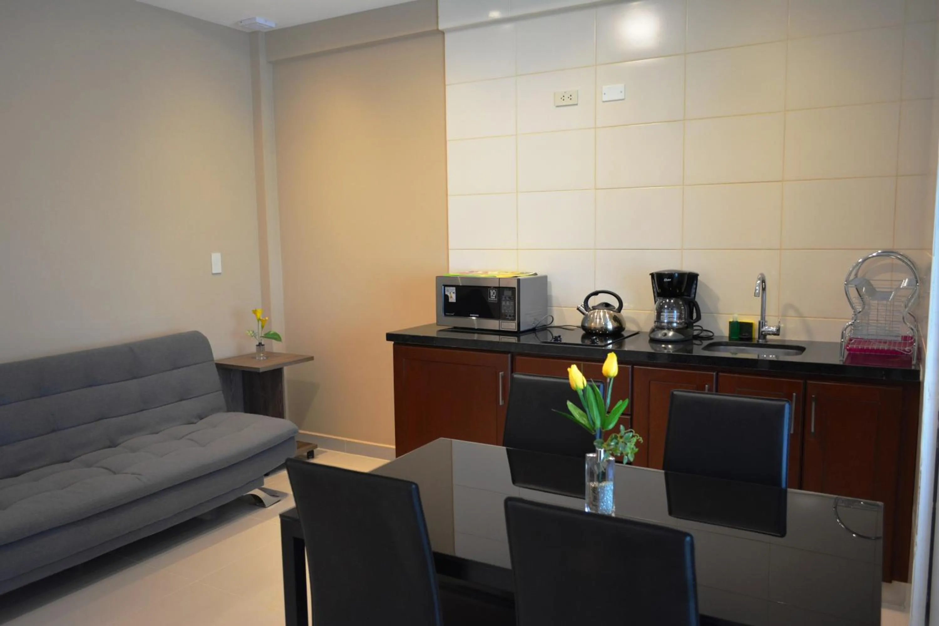 Coffee/tea facilities in Premium Suites Deluxe Aparthotel Equipetrol