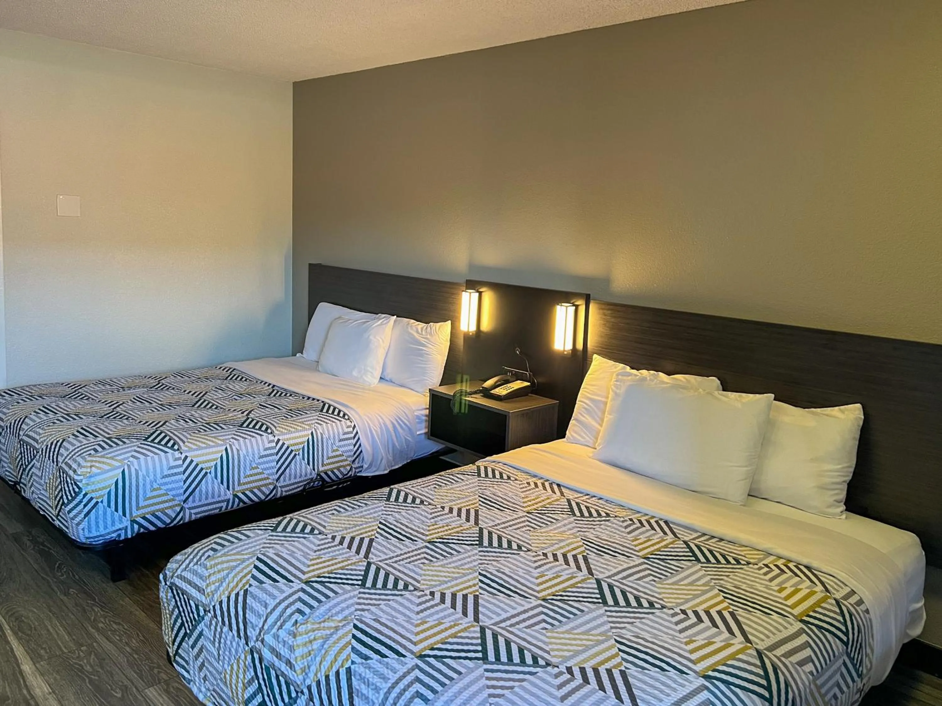 Bedroom, Bed in Motel 6 Portland OR Southeast