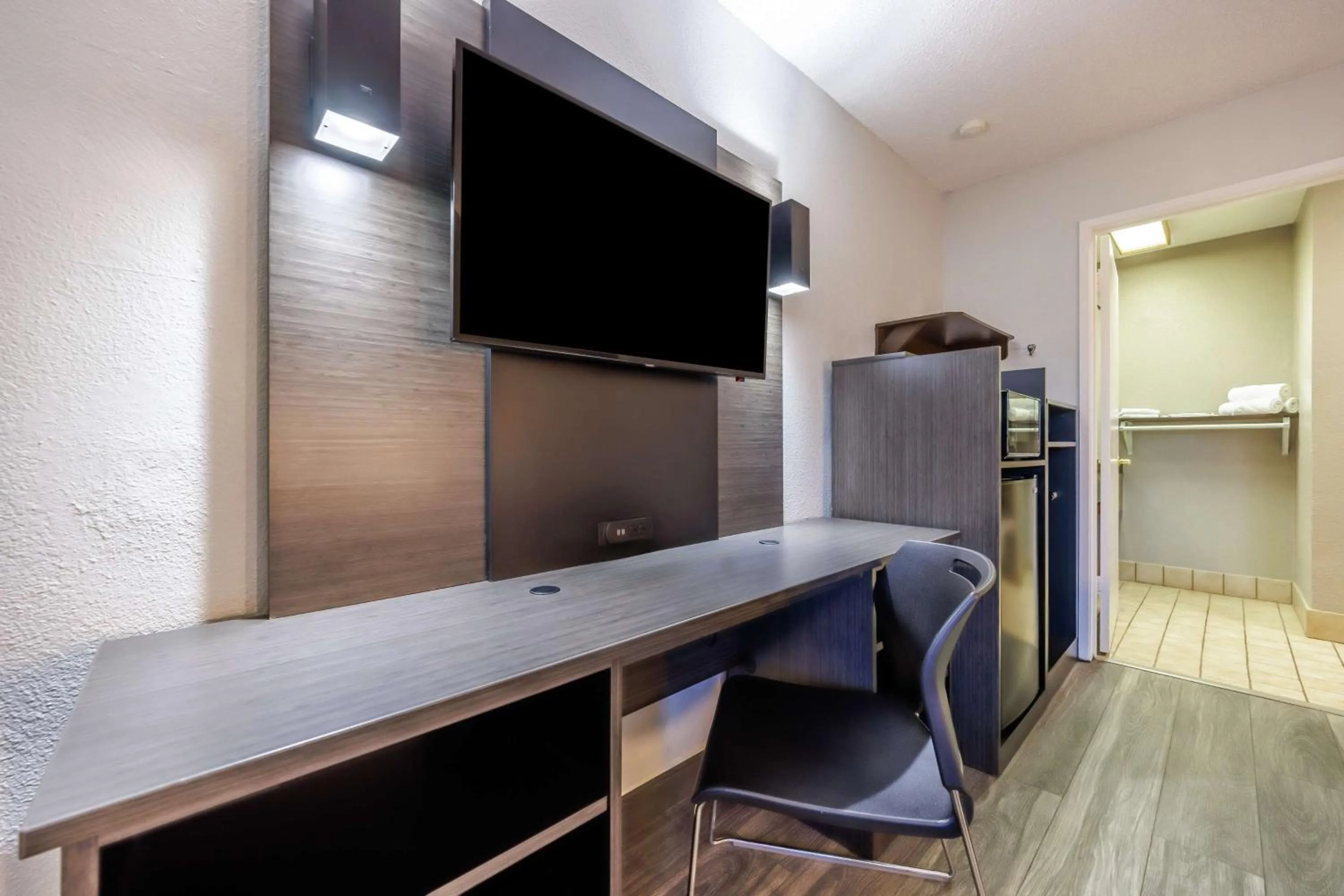 Bedroom in Motel 6 Portland OR Southeast