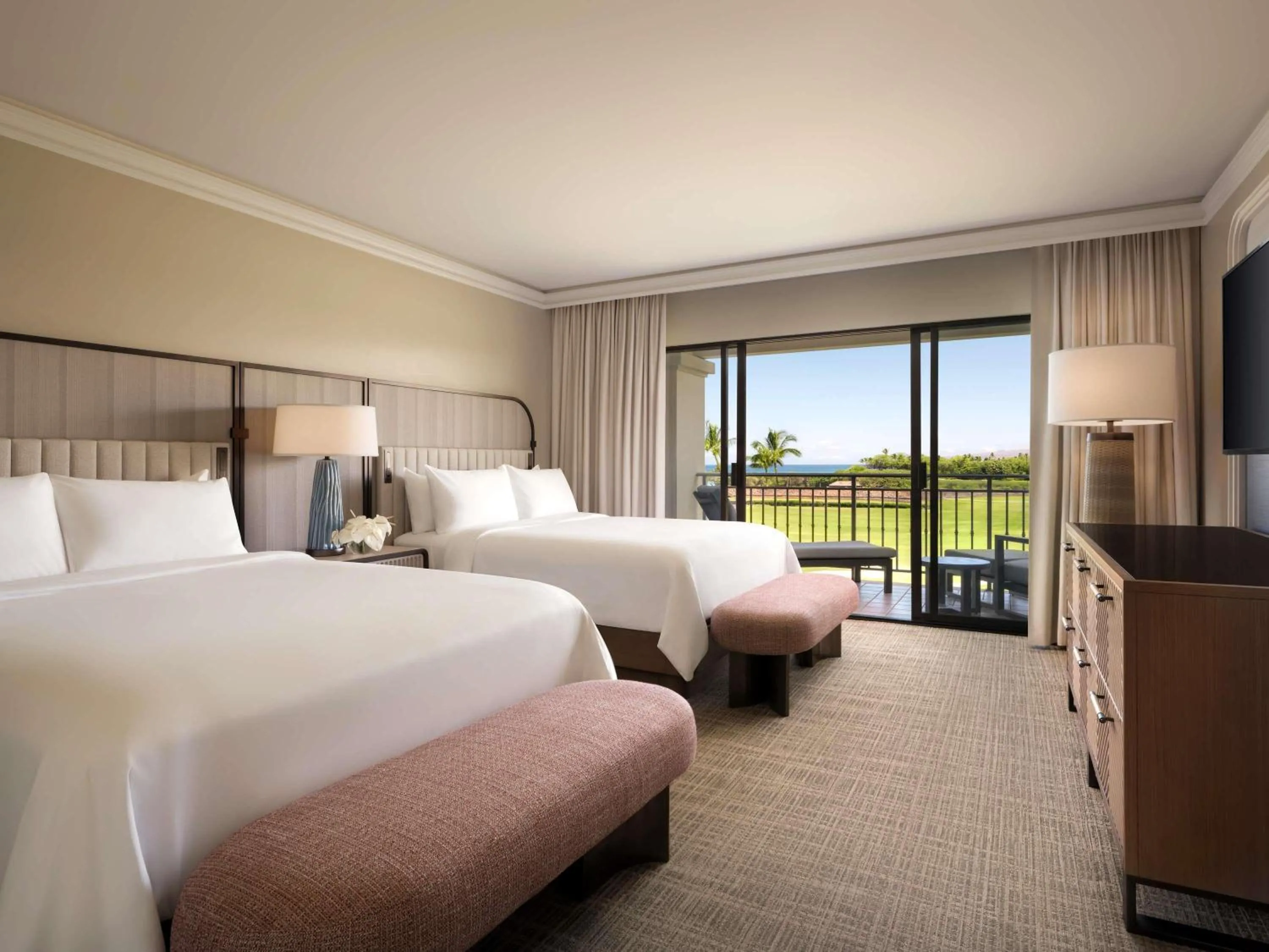 Bedroom, Bed in Fairmont Orchid