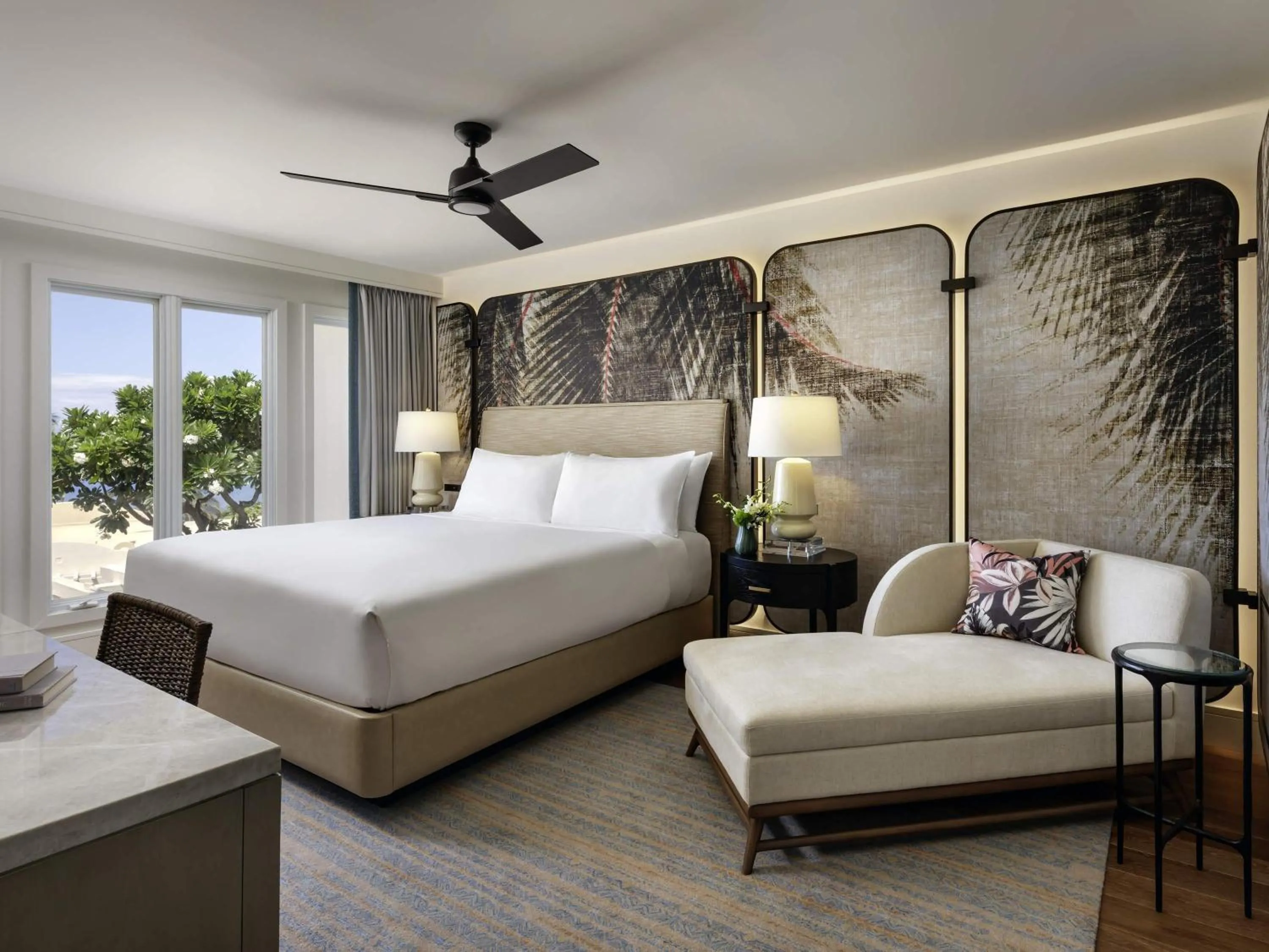 Bedroom, Bed in Fairmont Kea Lani, Maui