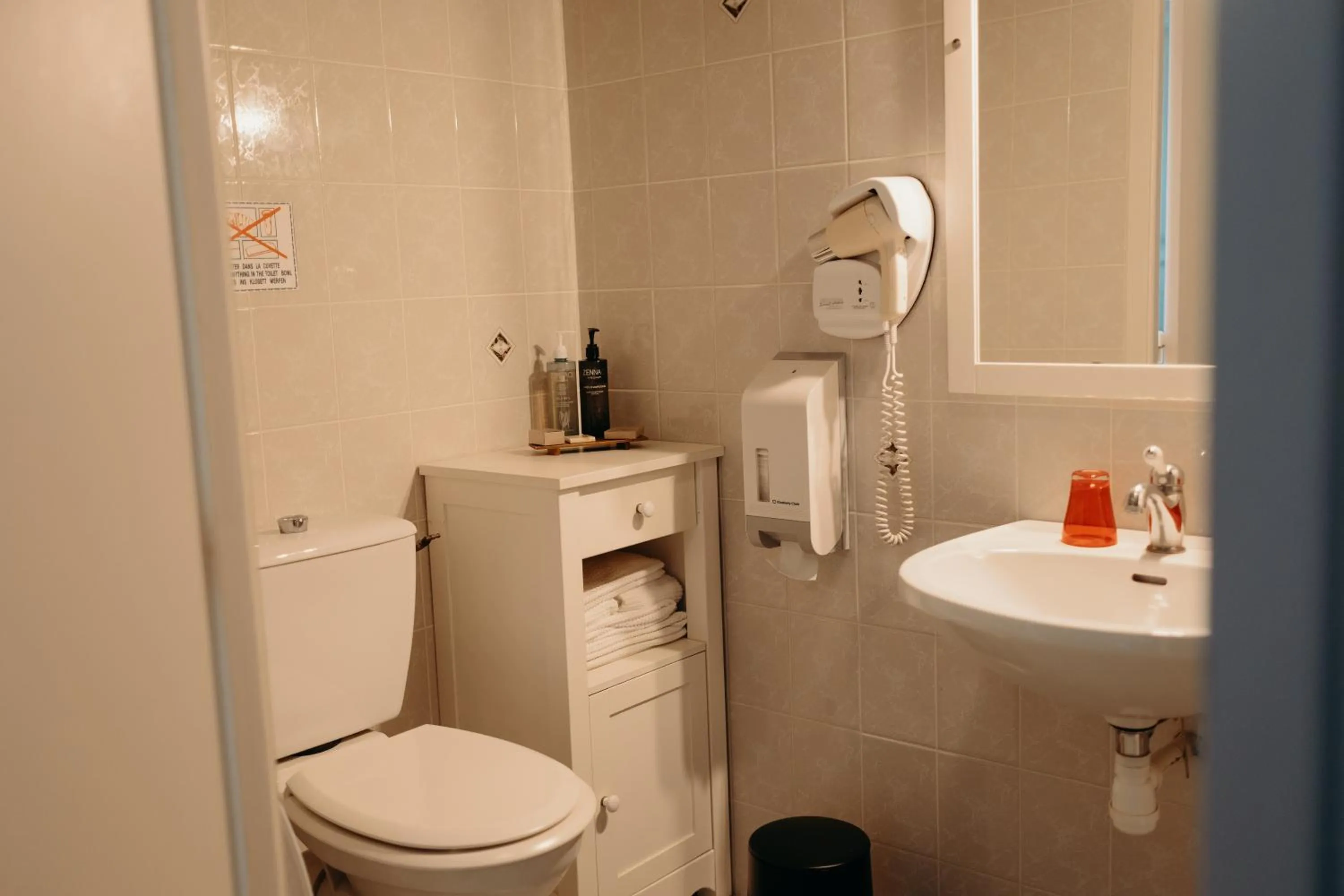 Toilet in Hôtel Le Chatellier - Piscine chauffée d'avril à octobre