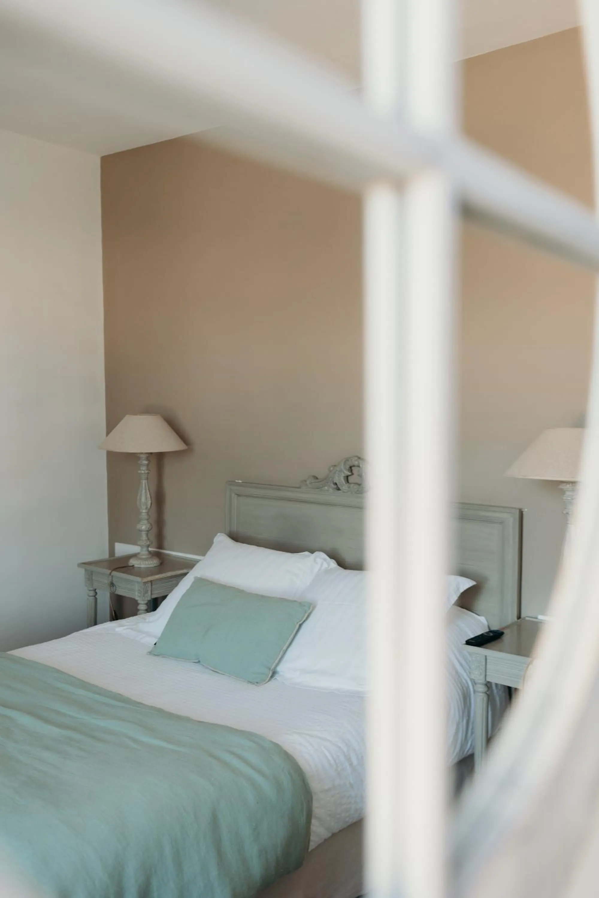 Bed in Hôtel Le Chatellier - Piscine chauffée d'avril à octobre