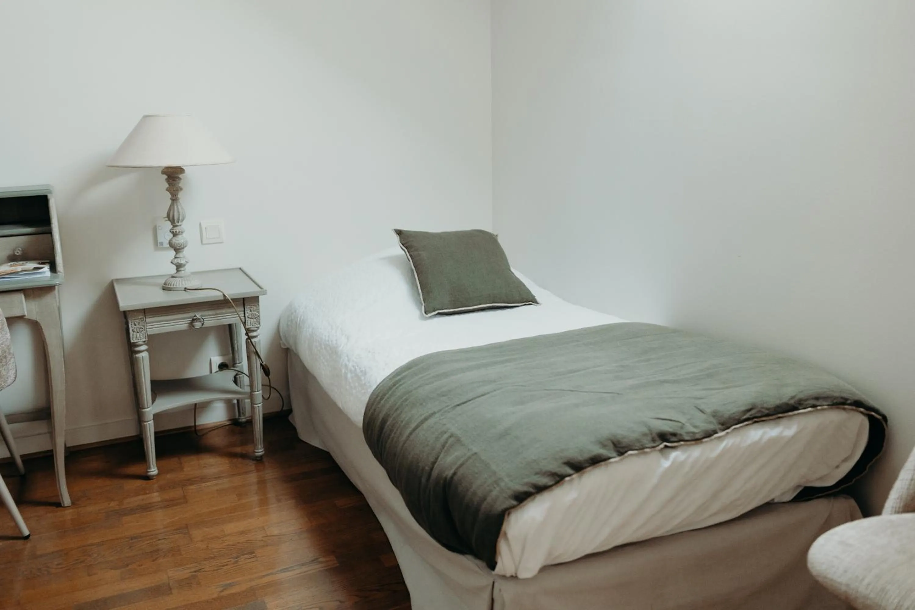 Bed in Hôtel Le Chatellier - Piscine chauffée d'avril à octobre