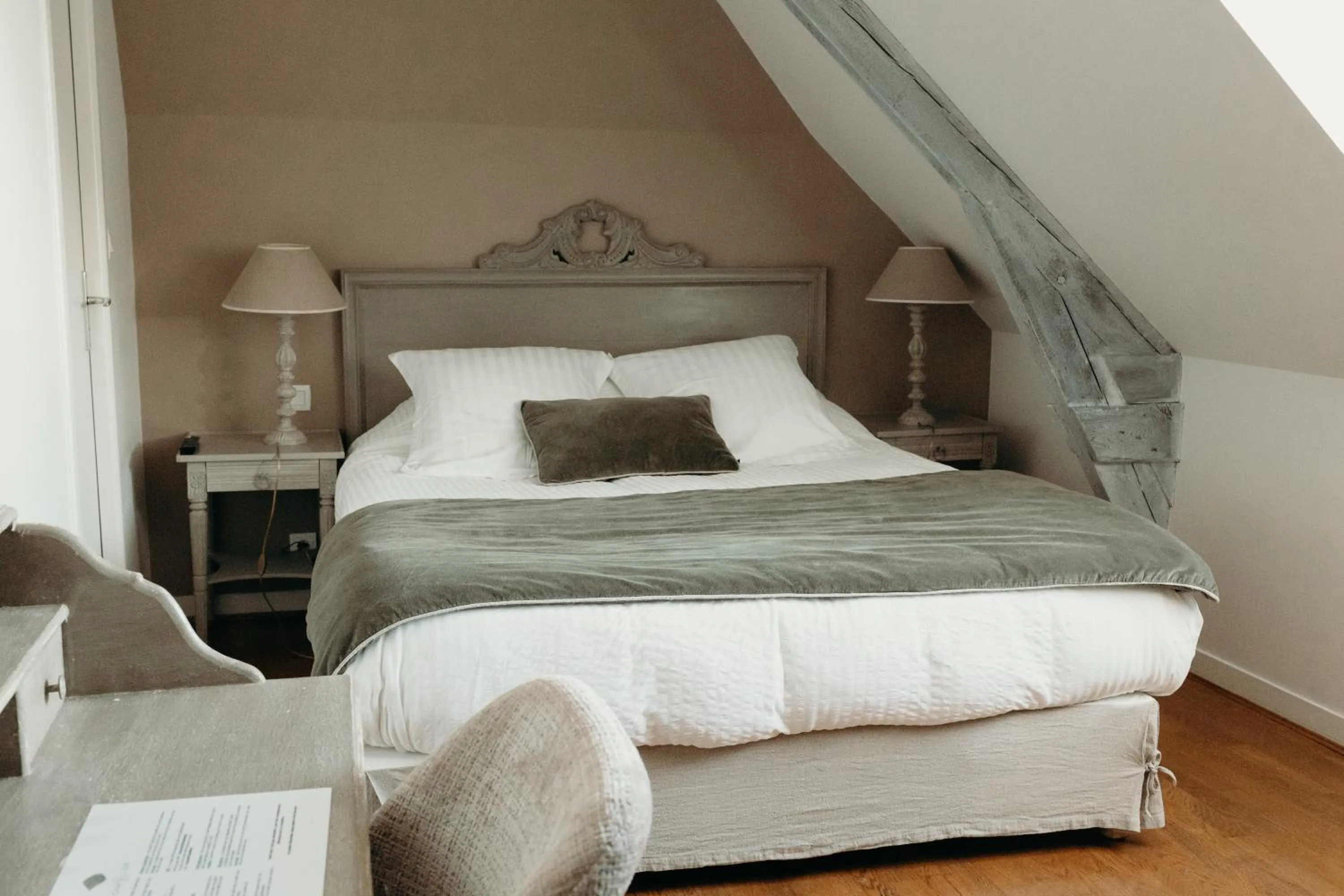 Bed in Hôtel Le Chatellier - Piscine chauffée d'avril à octobre