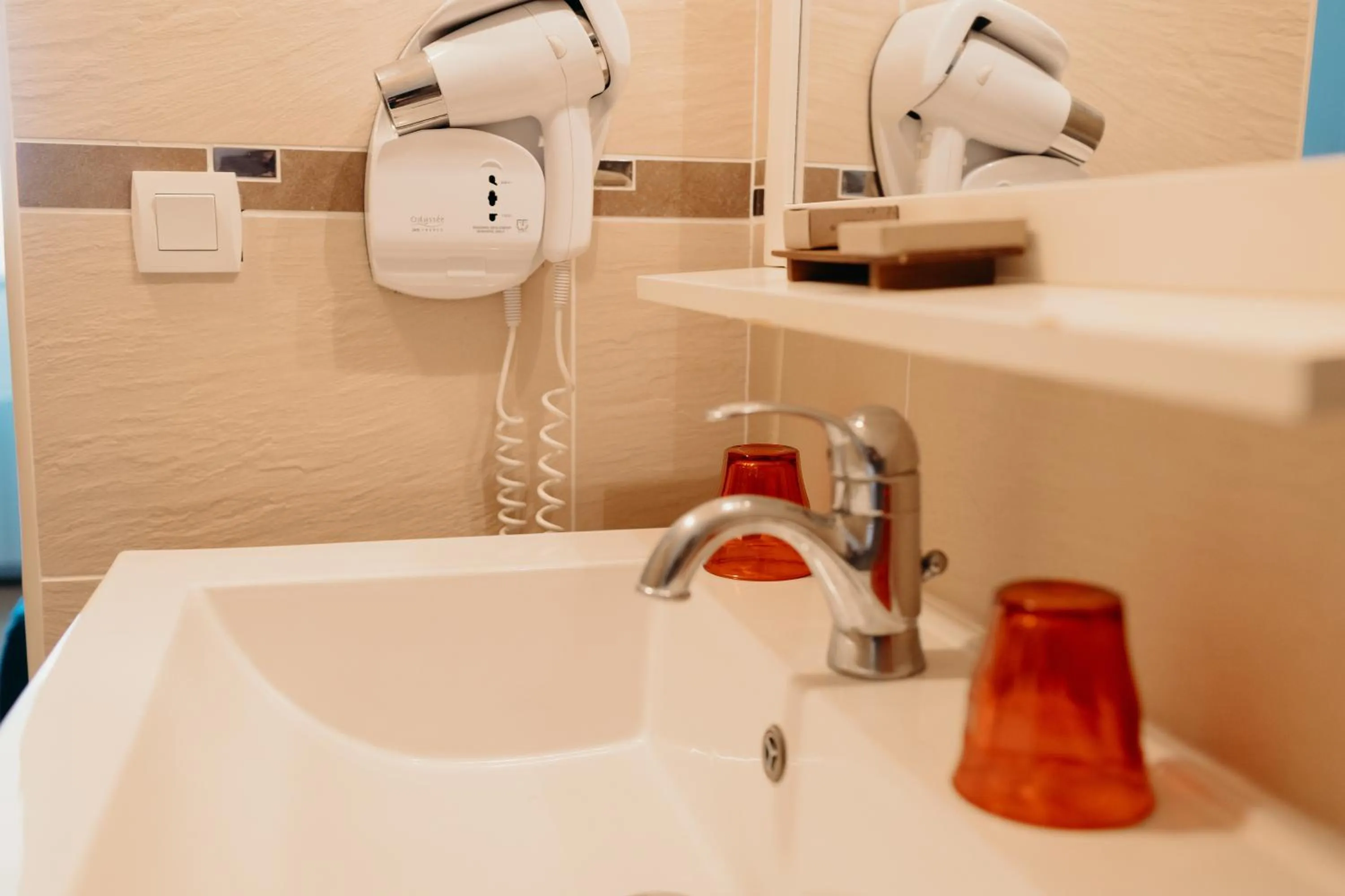 Bathroom in Hôtel Le Chatellier - Piscine chauffée d'avril à octobre